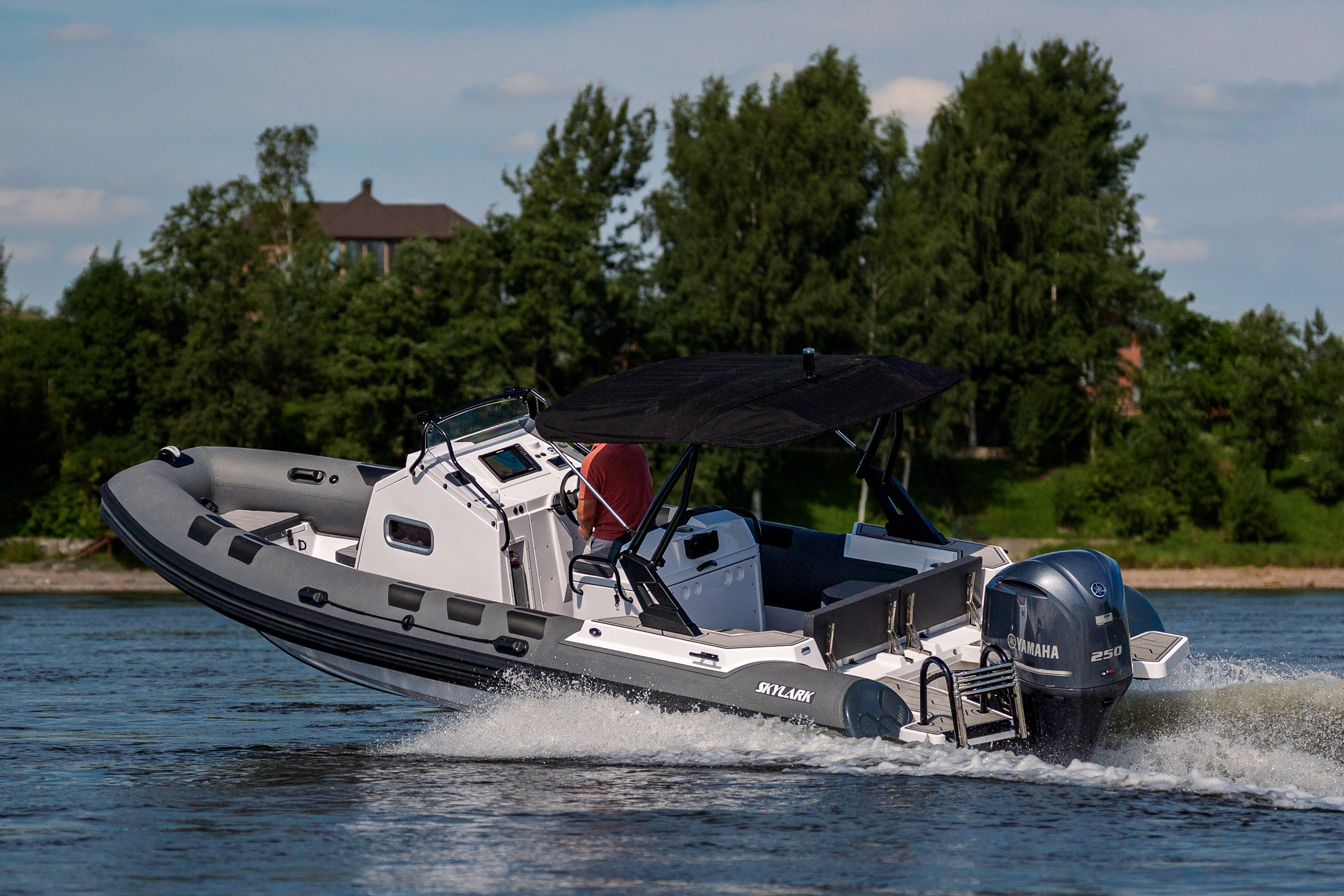 SKYLARK 700 R в движении, кормовой ракурс