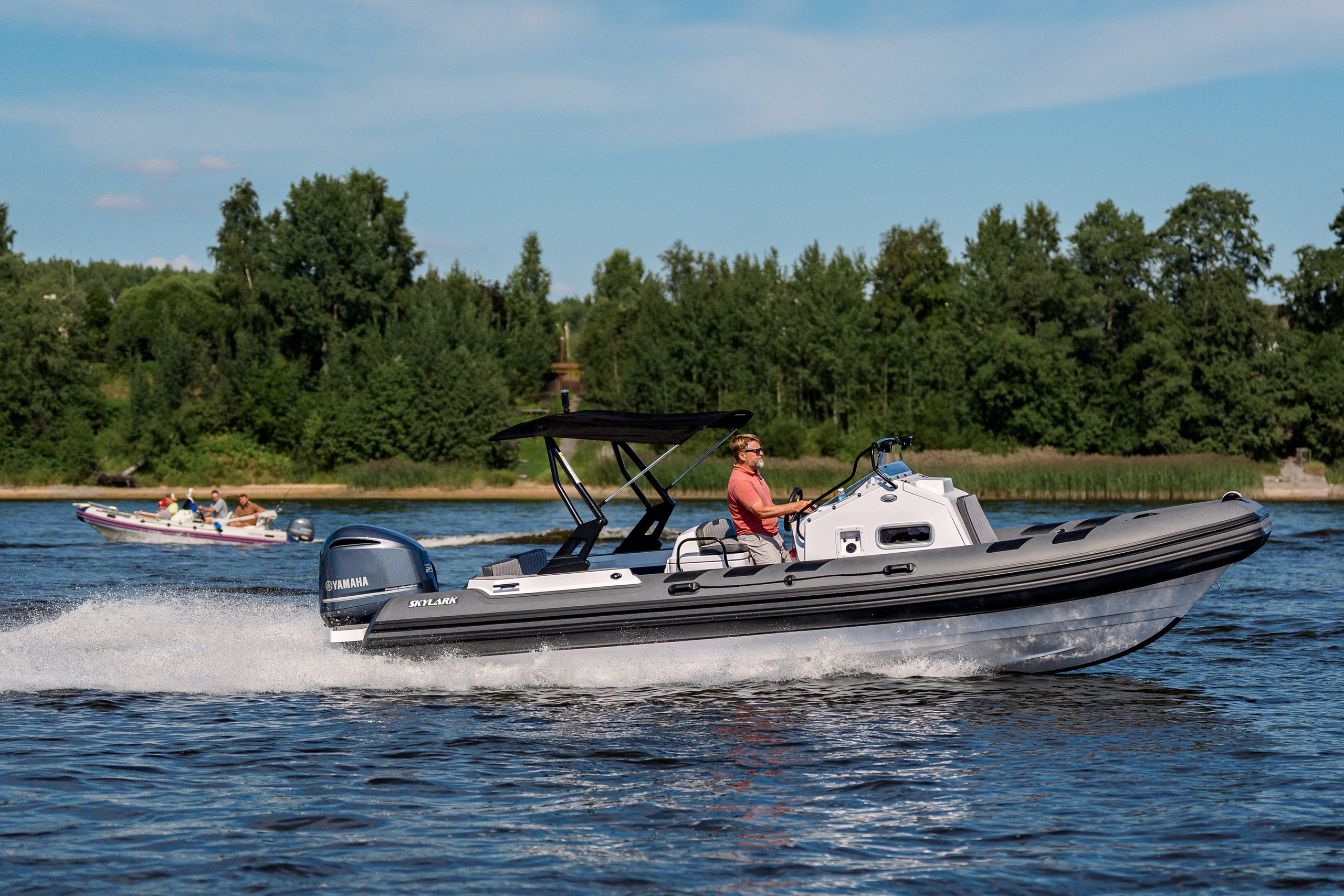 Лодка SKYLARK 700 R в боковом ракурсе на воде