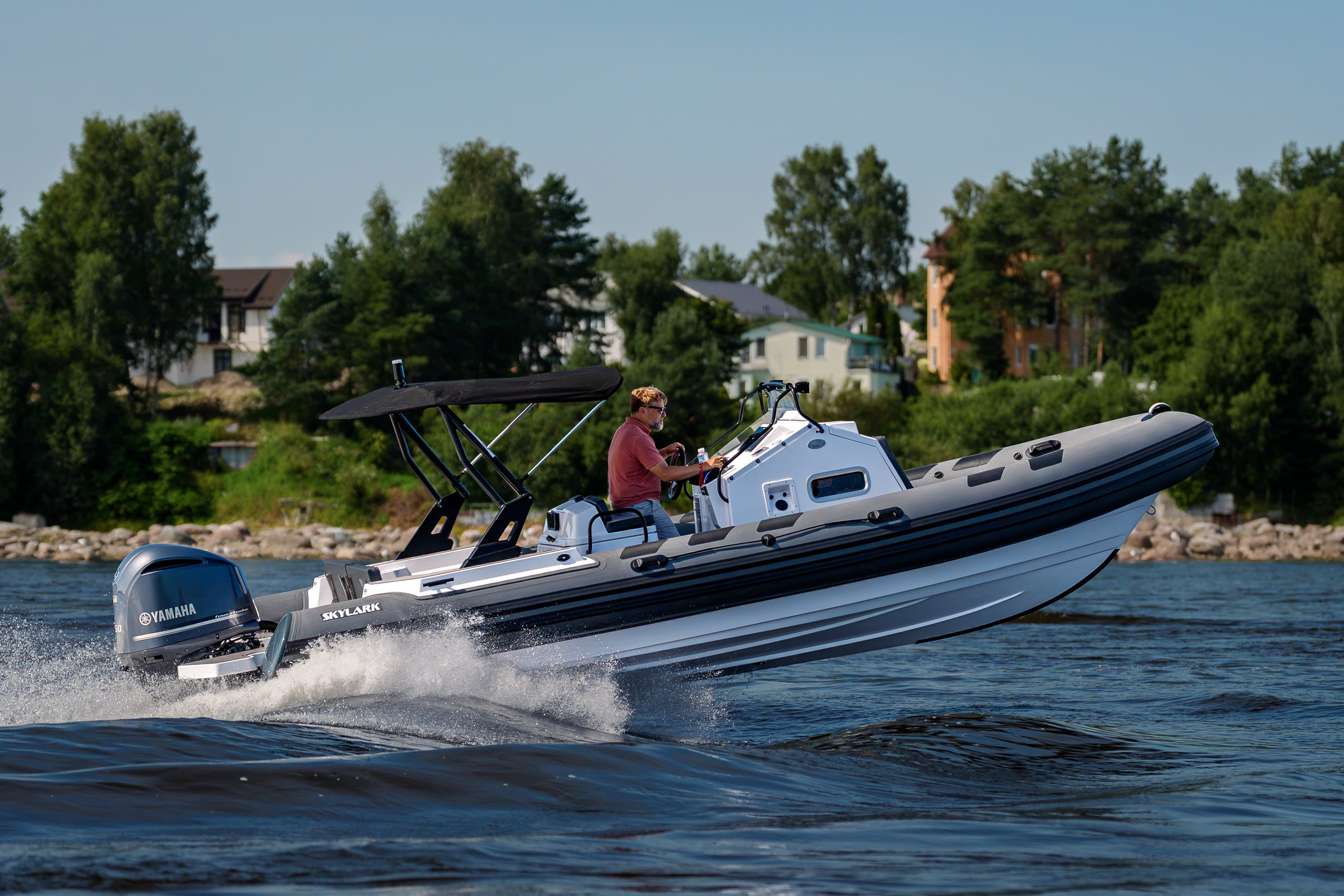 SKYLARK 700 R на скорости с приподнятым носом