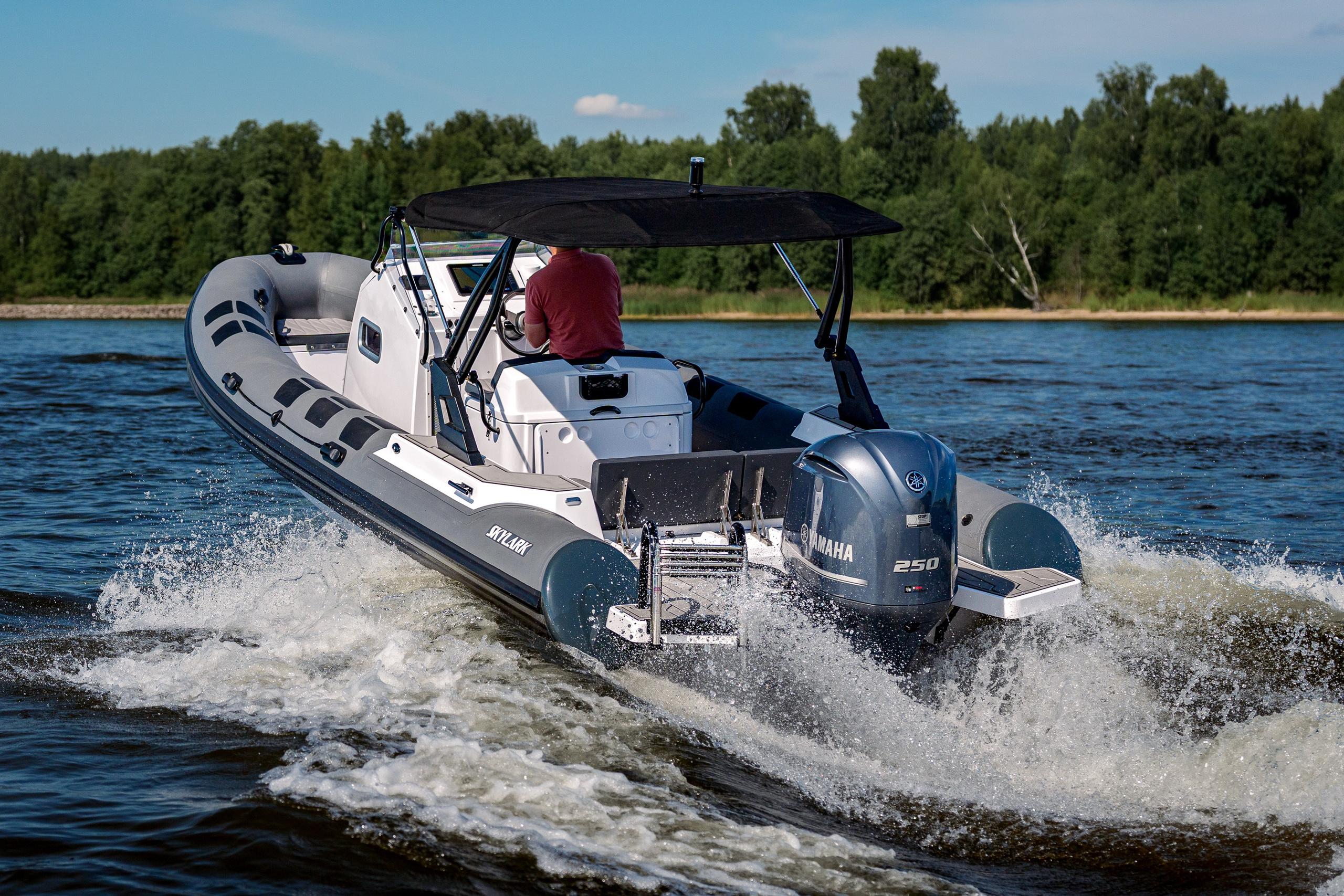 Корма SKYLARK 700 R на скорости с мотором Yamaha 250