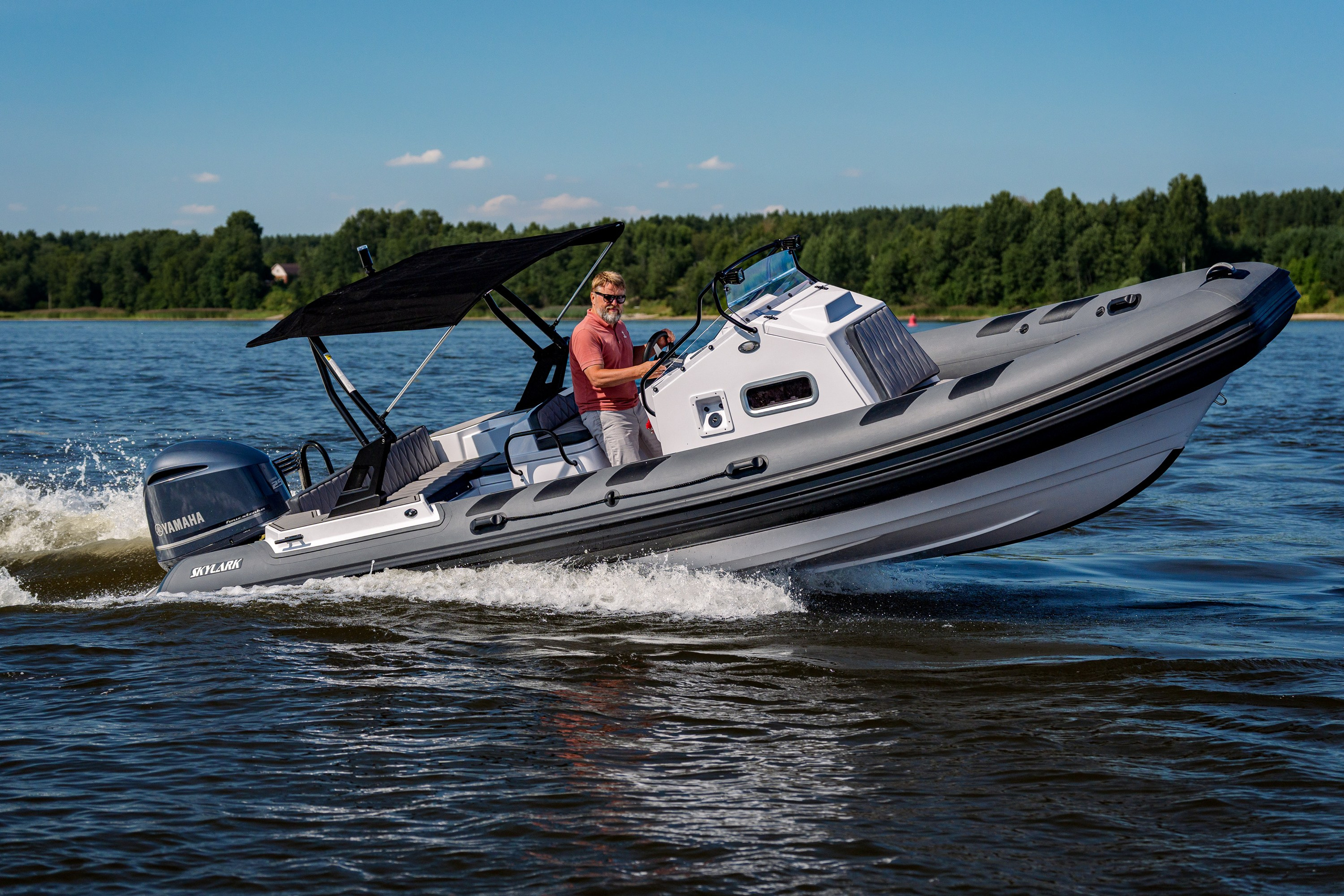 RIB SKYLARK 700 R на скорости в боковом ракурсе