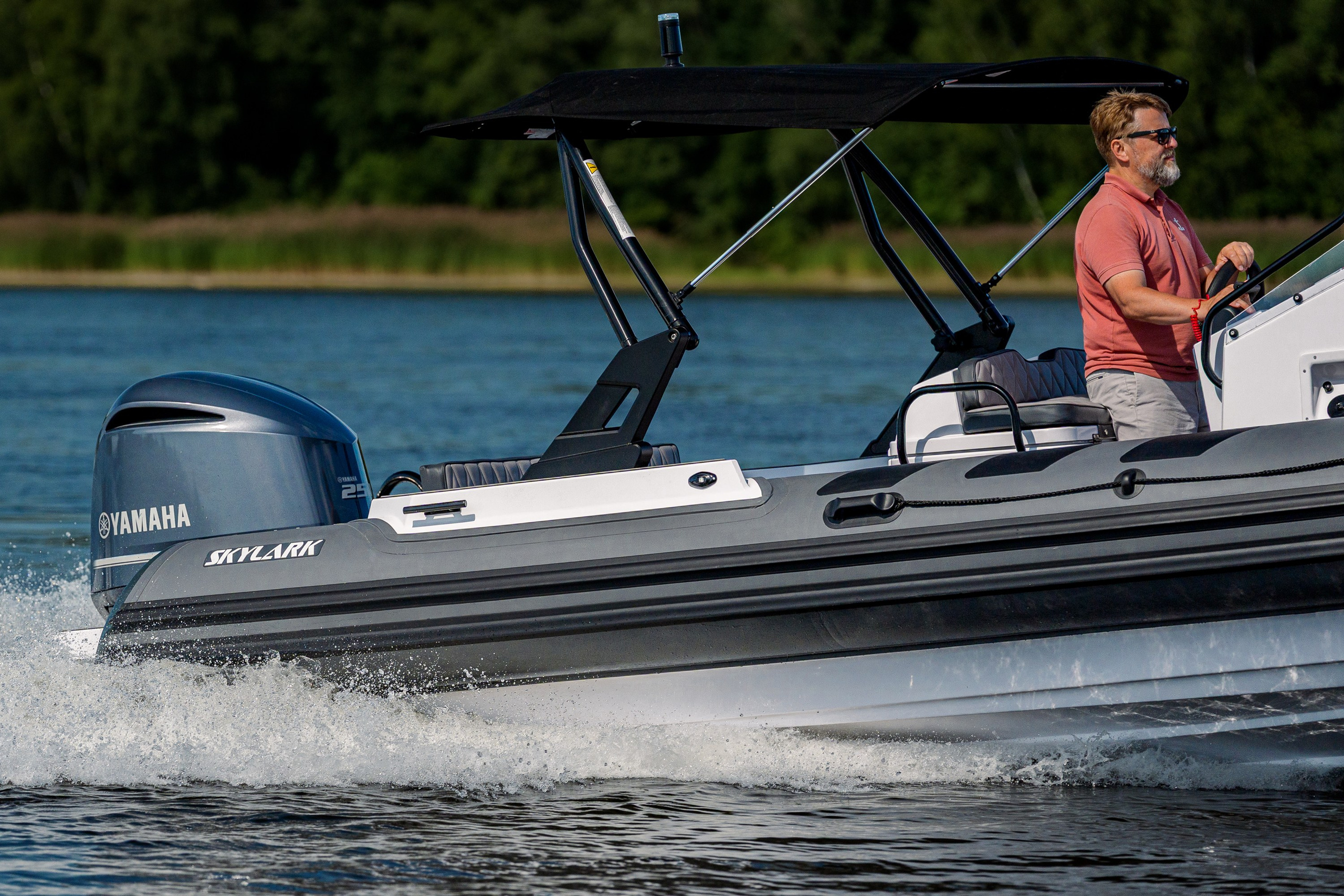 SKYLARK 700 R на ходу, мотор и кормовая часть лодки