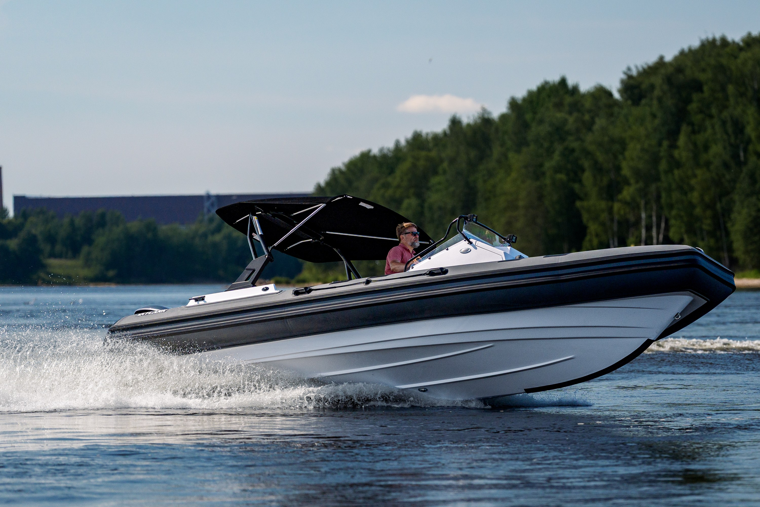 Скоростной RIB SKYLARK 700 R в движении по воде