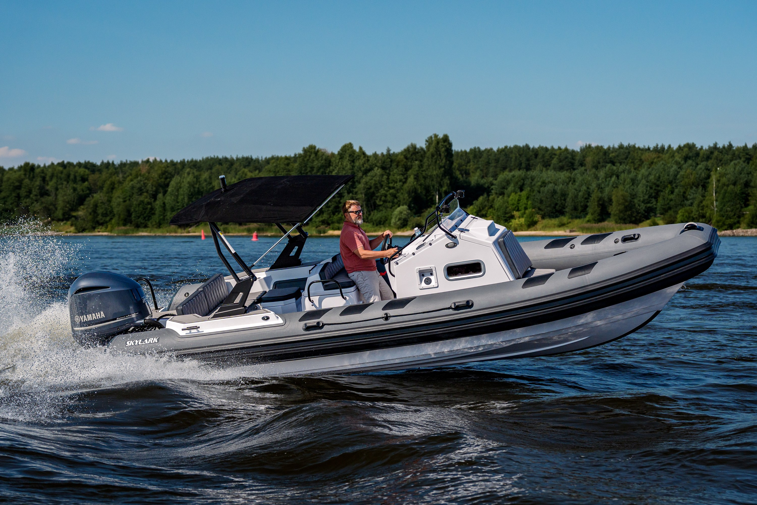 SKYLARK 700 R в движении по воде, боковой ракурс