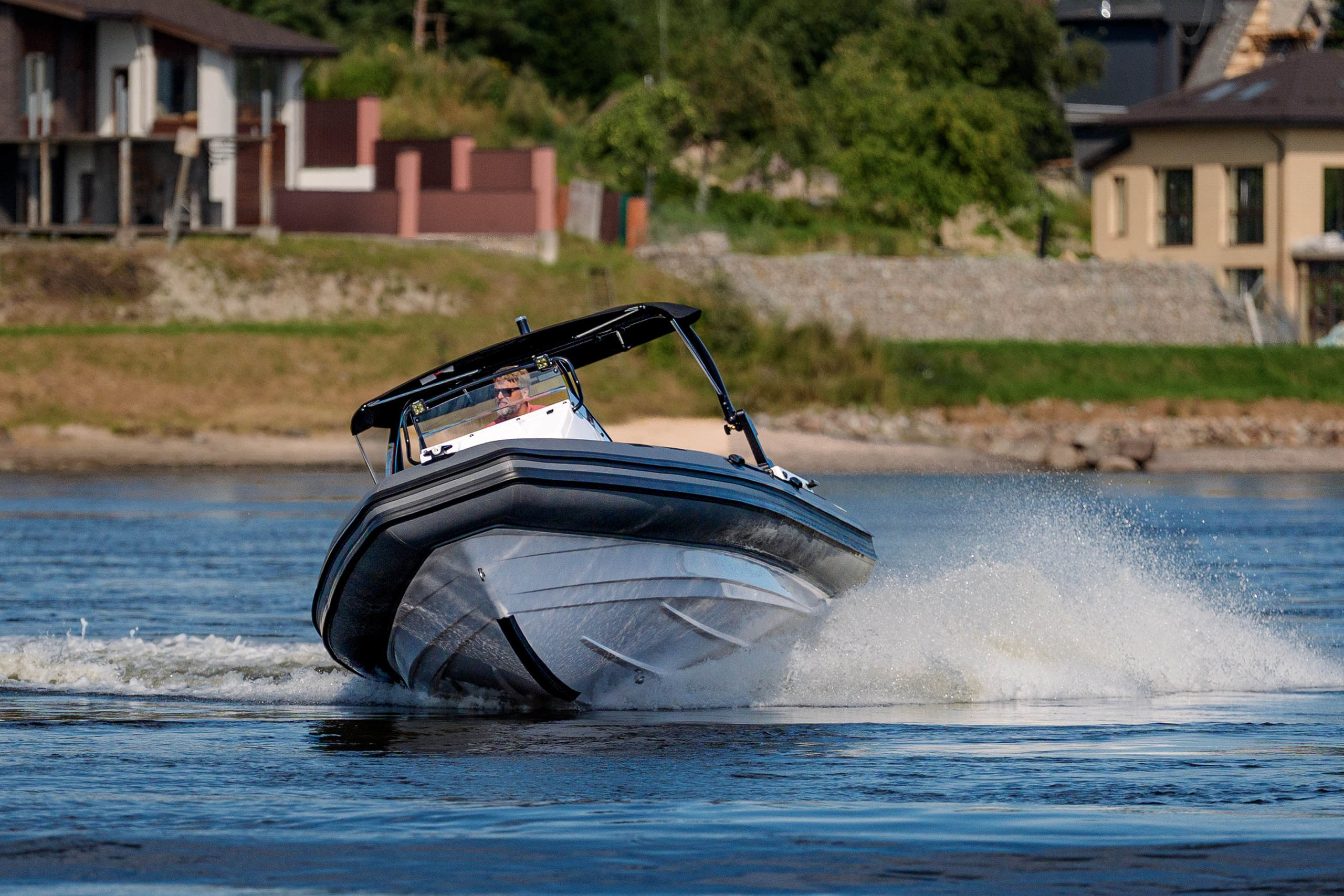 SKYLARK 700 R в повороте, вид на нос лодки