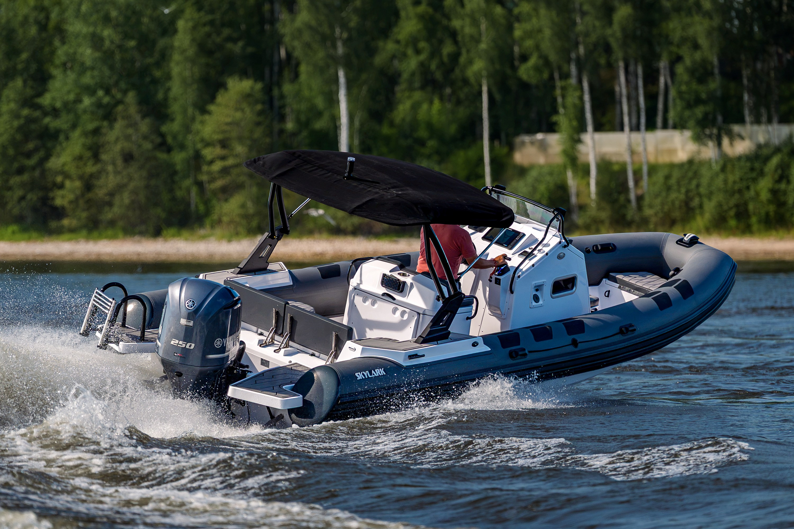 SKYLARK 700 R с кормового борта, открытый кокпит