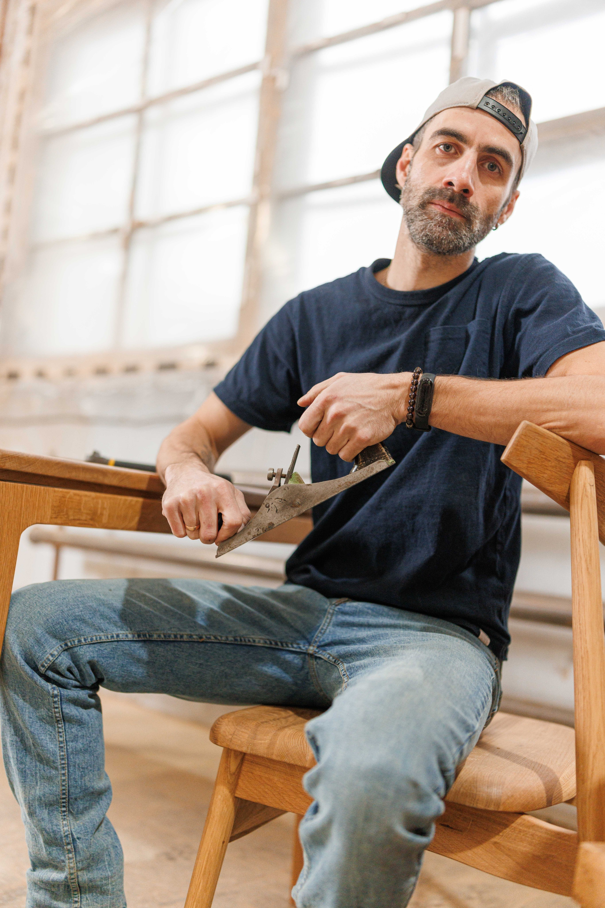 Артур и его стулья. Фотограф Балаев Михаил