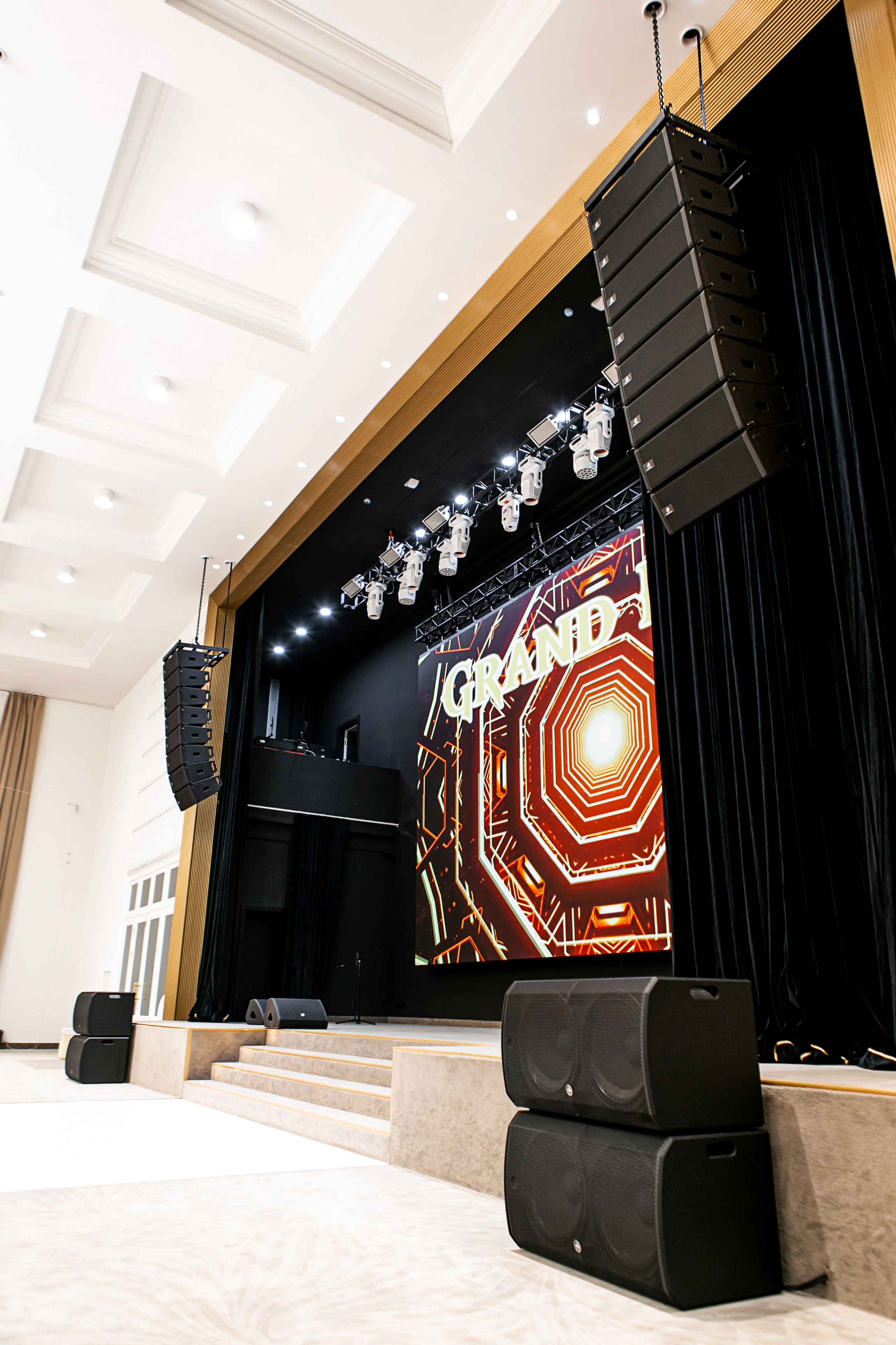 Банкетный зал Grand Holl. Контент фотограф, съемка для маркетплейсов, фуд съемка и репортажи в Новосибирске Ралия Галеева