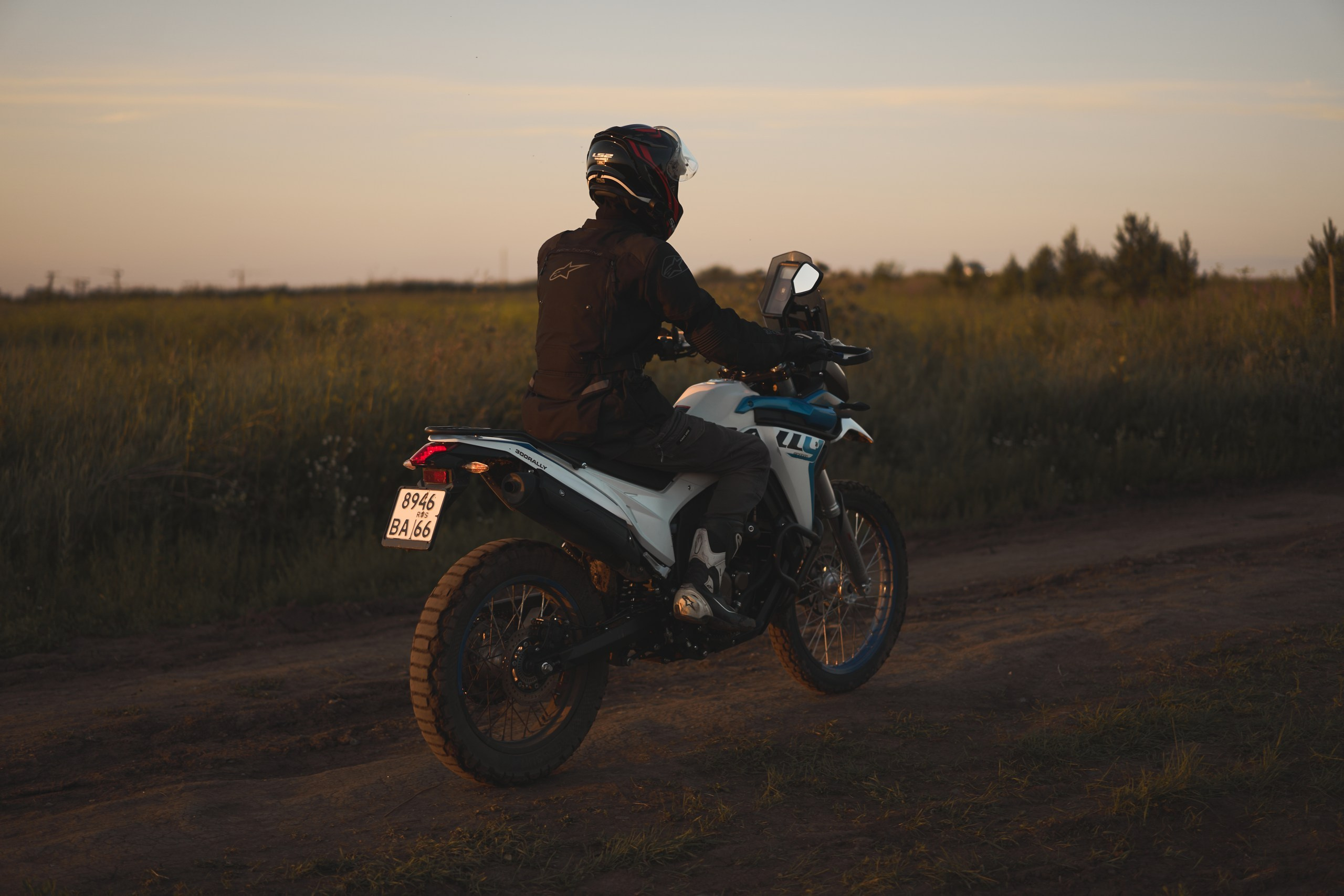 Фотосессия с мотоциклом на закате в поле. Фотограф Екатеринбург Кокшарова Александра