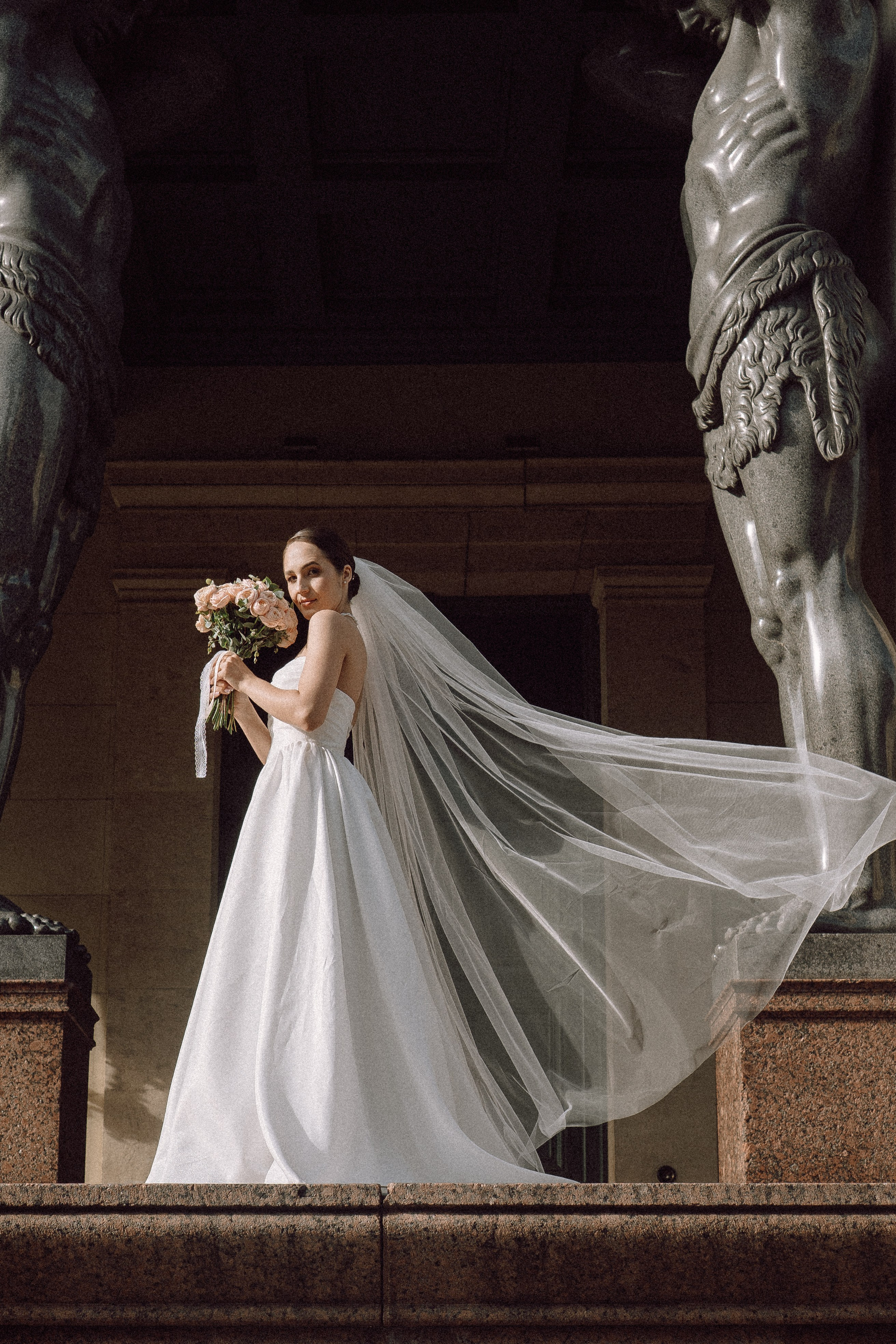 СВАДЕБНАЯ ПРОГУЛКА В САНТК-ПЕТЕРБУРГЕ (ИСАКИЕВСКИЙ СОБОР, ЗИМНЯЯ КАНАВКА, ЭРМИТАЖ И БОЛЬШАЯ МОРСКАЯ УЛИЦА). Профессиональный фотограф, Санкт-Петербург — Виктория Богомолова