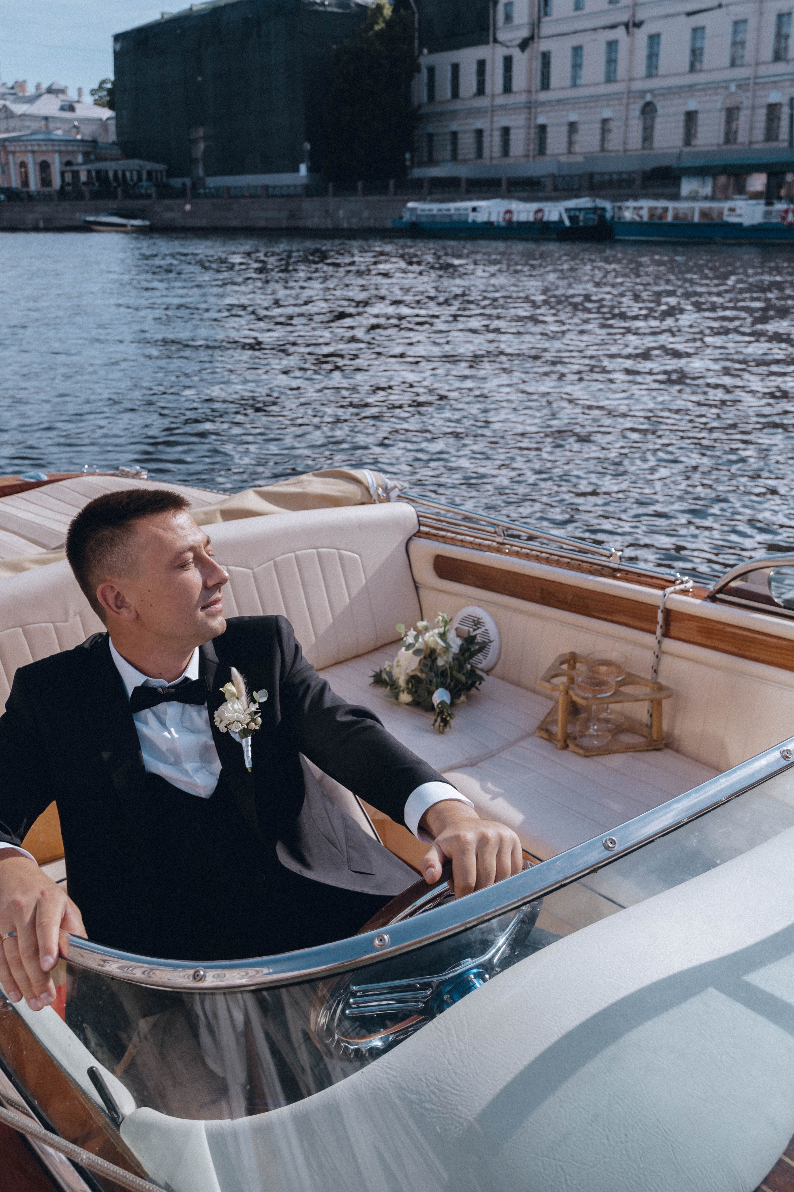 СВАДЕНБНАЯ СЬЕМКА НА КАТЕРЕ ПО КАНАЛАМ САНКТ-ПЕТЕРБУРГА И В АКВАТОРИИ НЕВЫ. Профессиональный фотограф, Санкт-Петербург — Виктория Богомолова