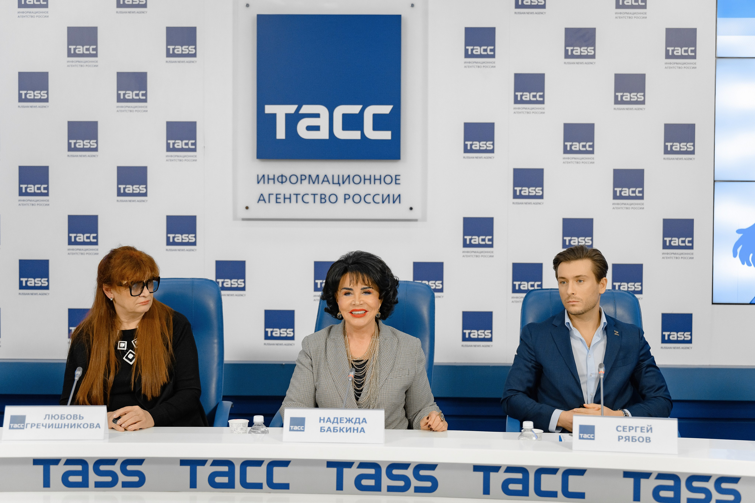 Динамичная фотография, запечатлевшая ключевой момент делового мероприятия. ТАСС. Надежда Бабкина. Пресс-конференция