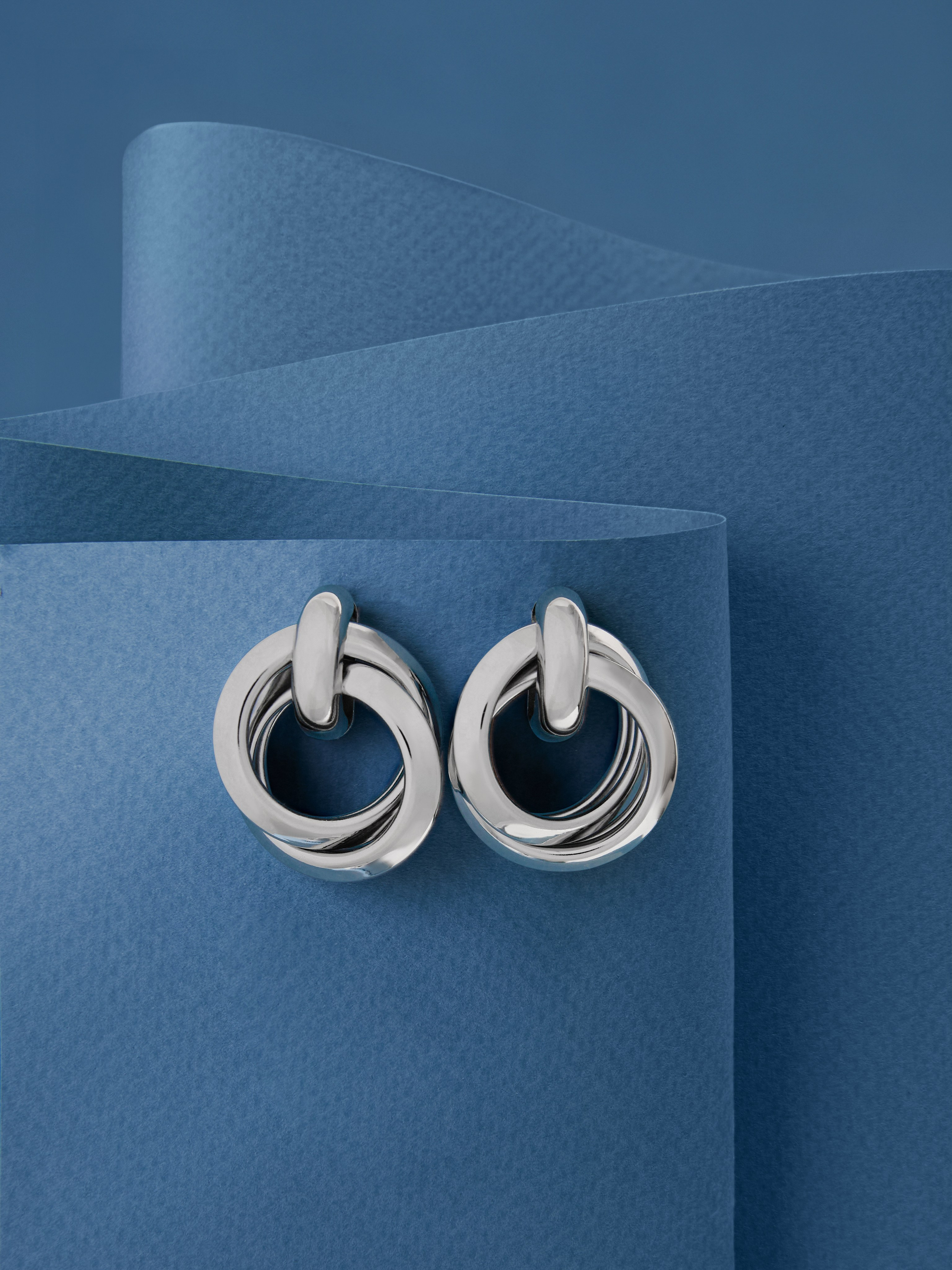 Имиджевое фото серебрянных сережек для маркетплейсов