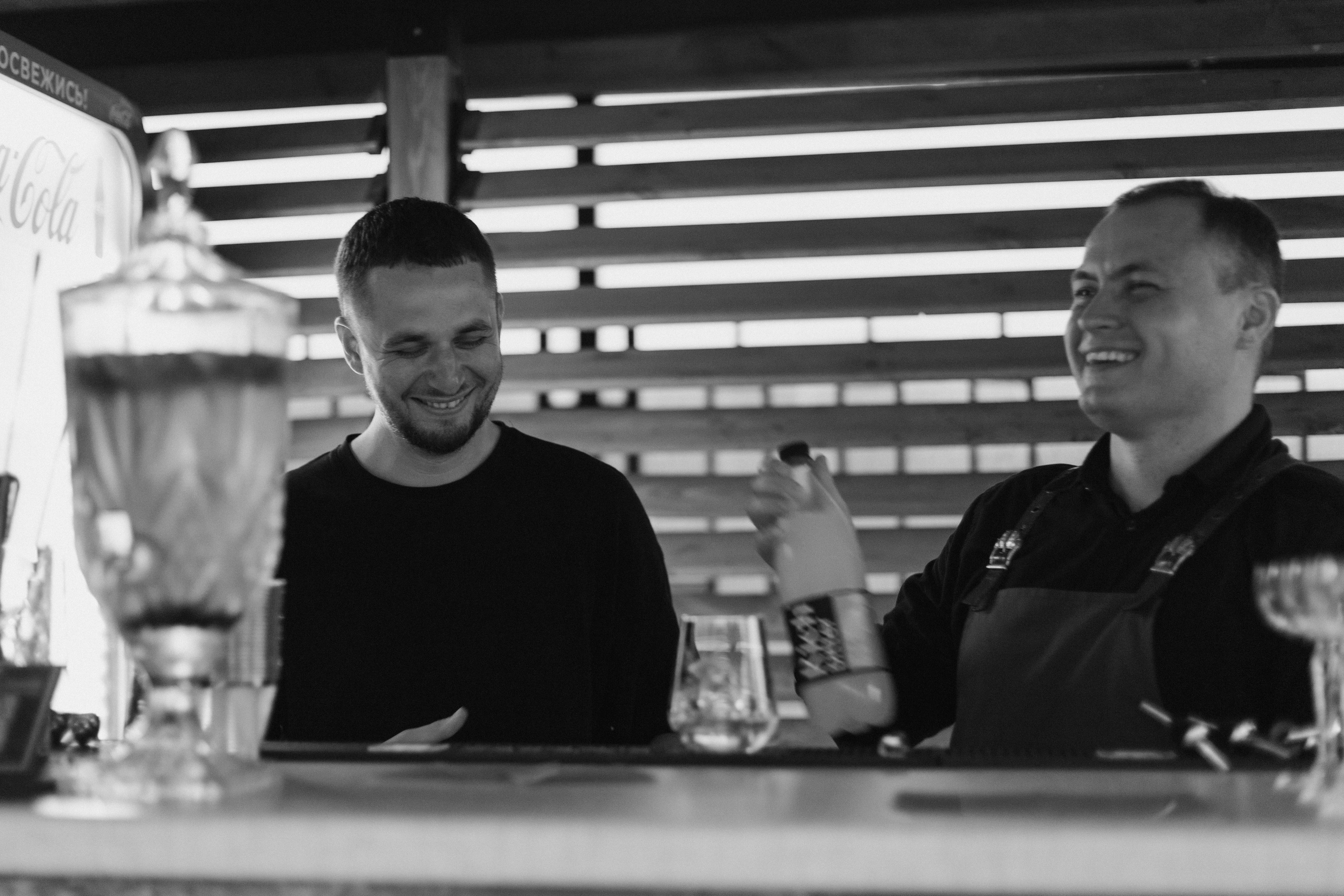 Фотосессия вечеринки у бассейна с видом на горы. Свадебный, репортажный и портретный фотограф Сочи, Краснодар. Александра Зайцева