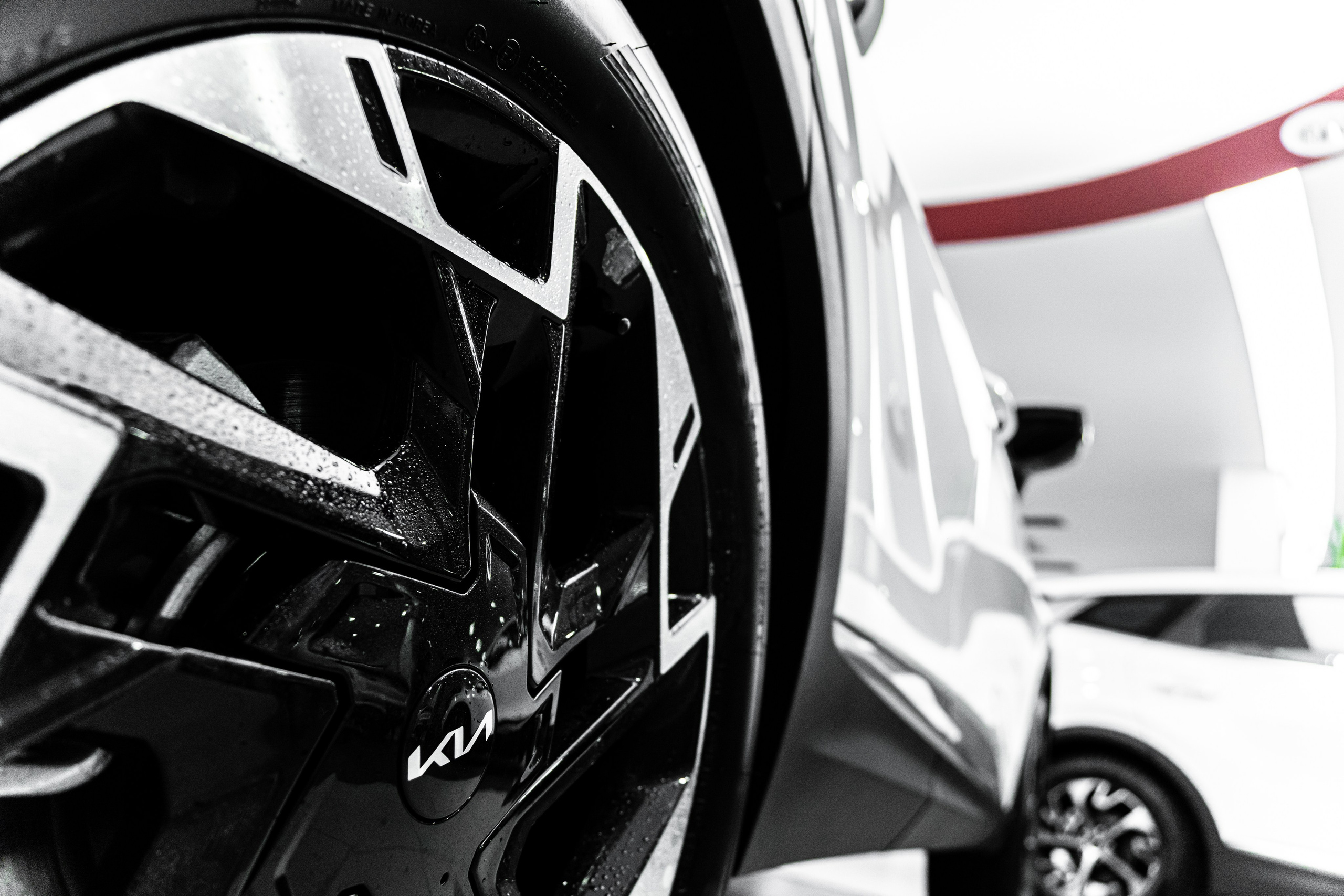 колесо автомобиля в автосалоне крупный план