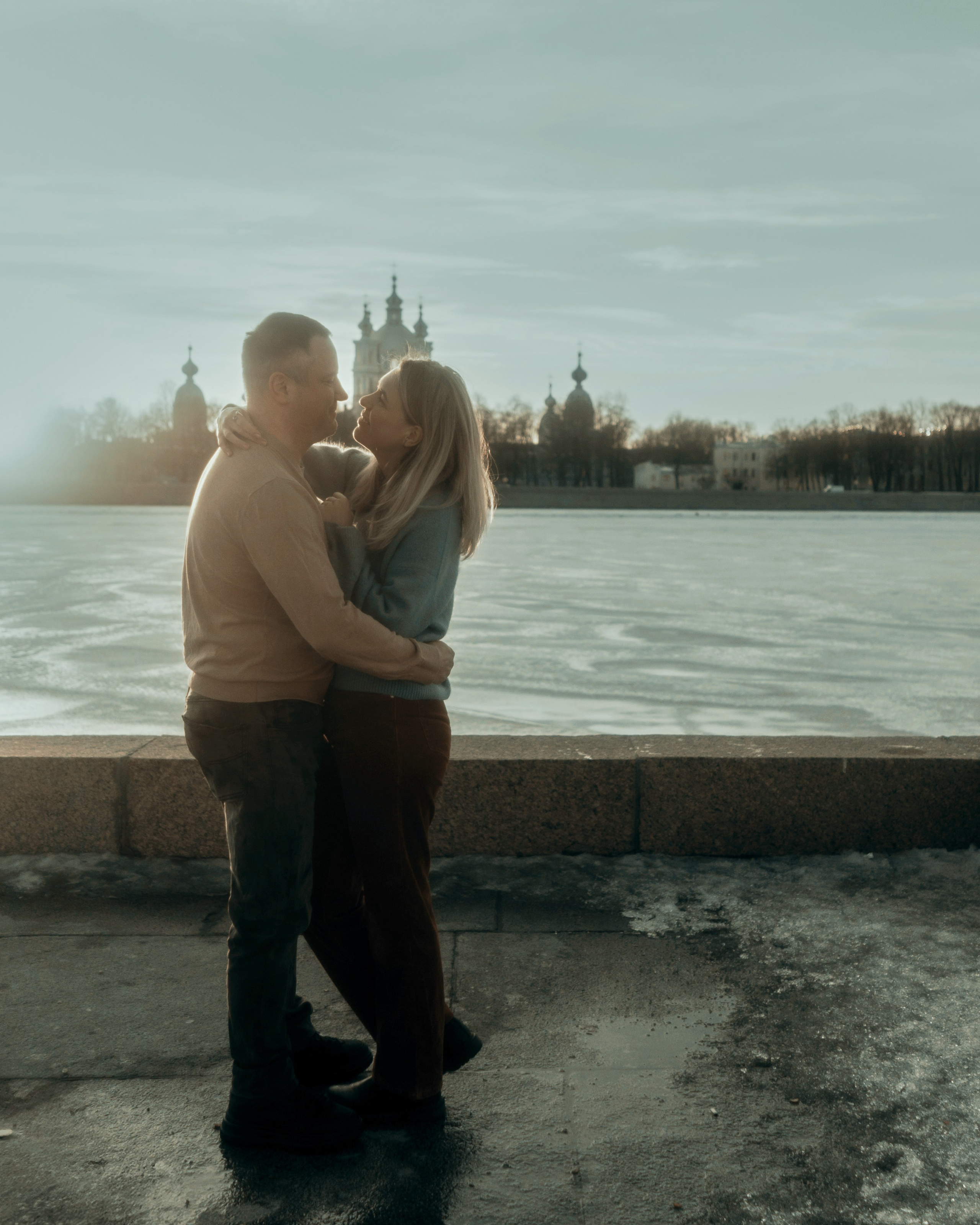 Фотосессия пары у воды в Санкт-Петербурге, художественная love story съемка с кинематографичной подачей и ощущением сакральной близости
