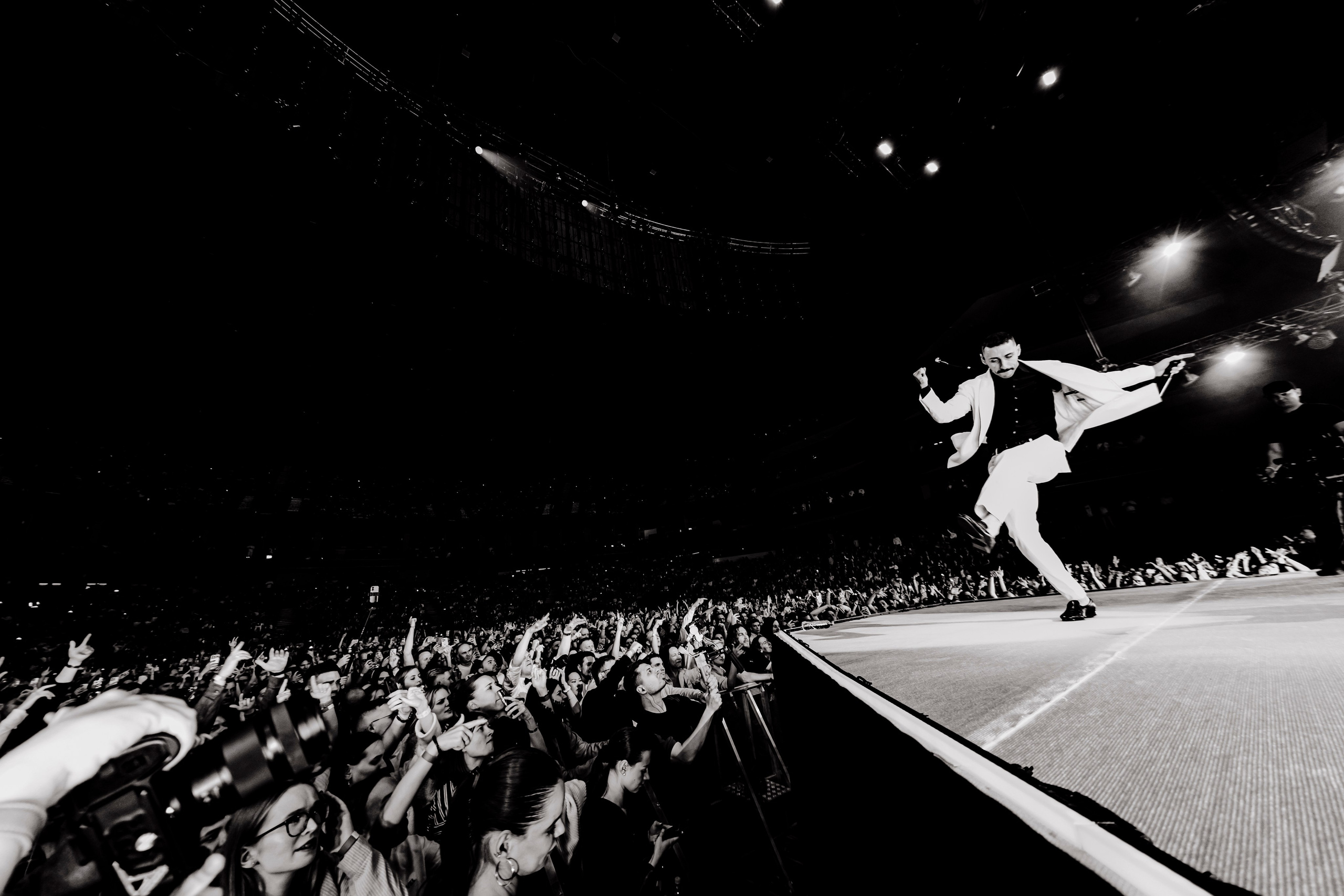 Концерт L’ONE с хором и симфоническим оркестром в Live Арене 19 октября 2025. Репортажный, event, концертный и backstage фотограф из Москвы Виталий Кривцов