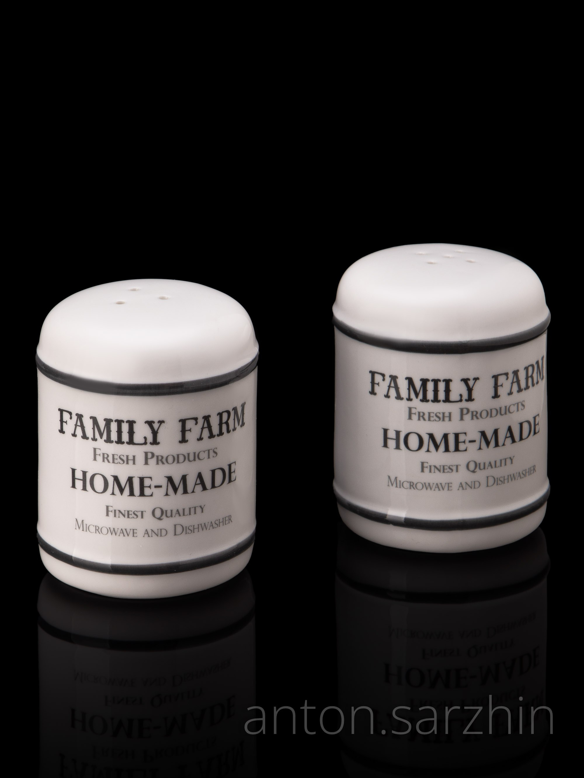 Предметная съемка солонки и перечницы на черном фоне