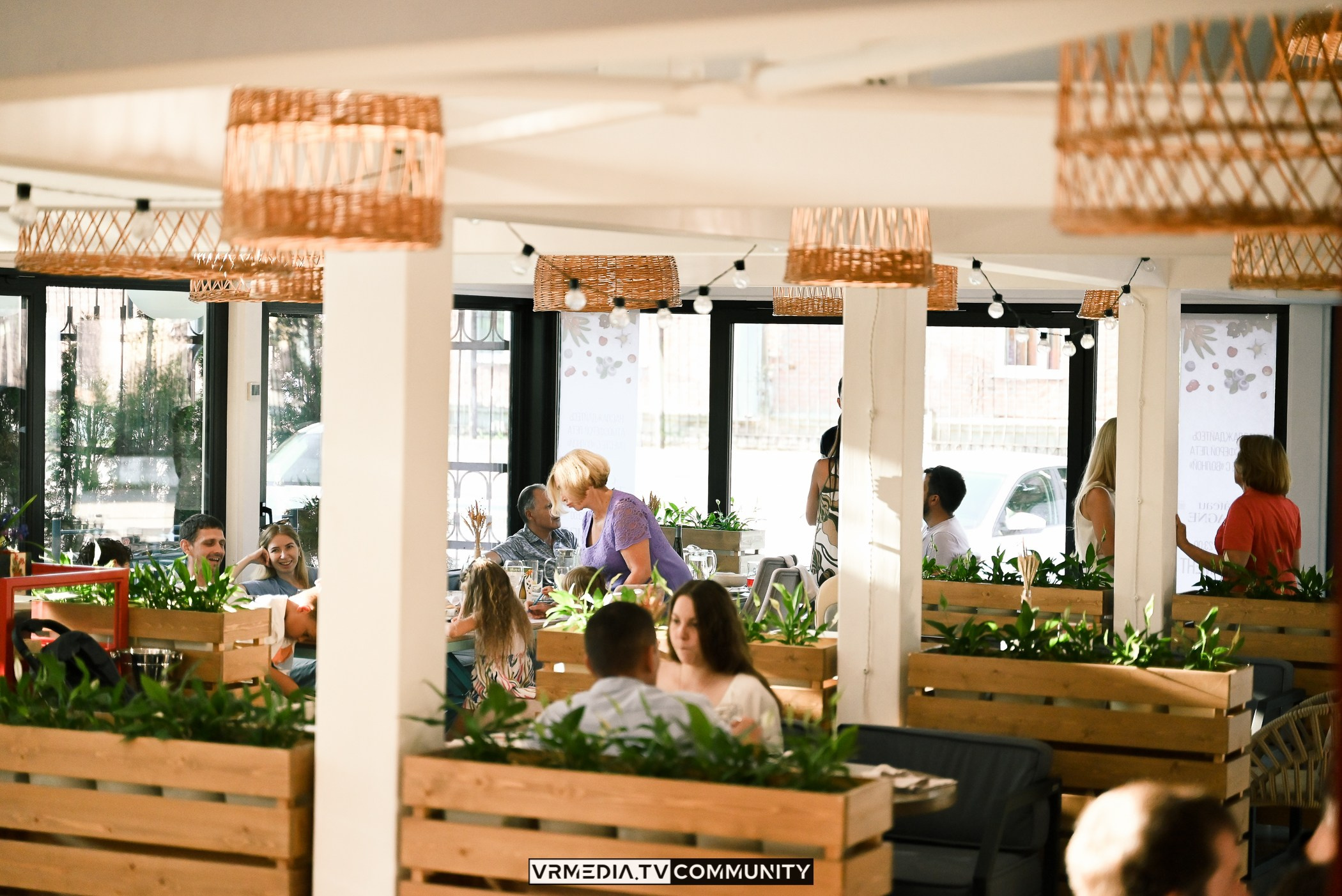 Ресторан «Volna»: Вокальный вечер на летней веранде «Хочу на дачу»