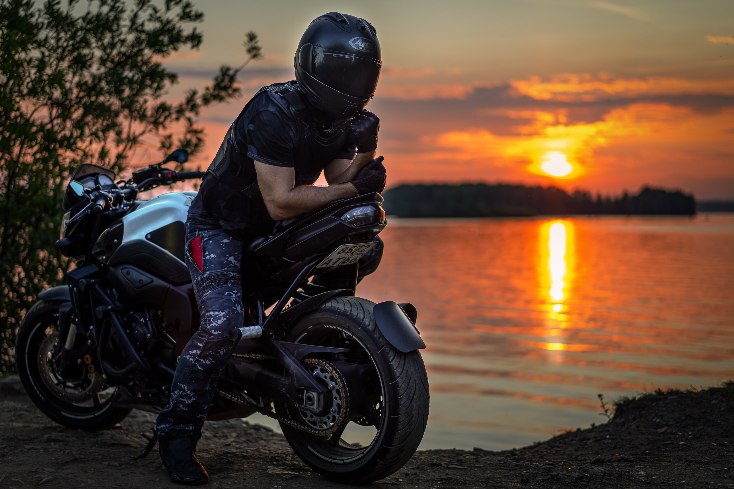 Мужская фотосессия с мотоциклом на закате. Фотограф Екатеринбург Кокшарова Александра