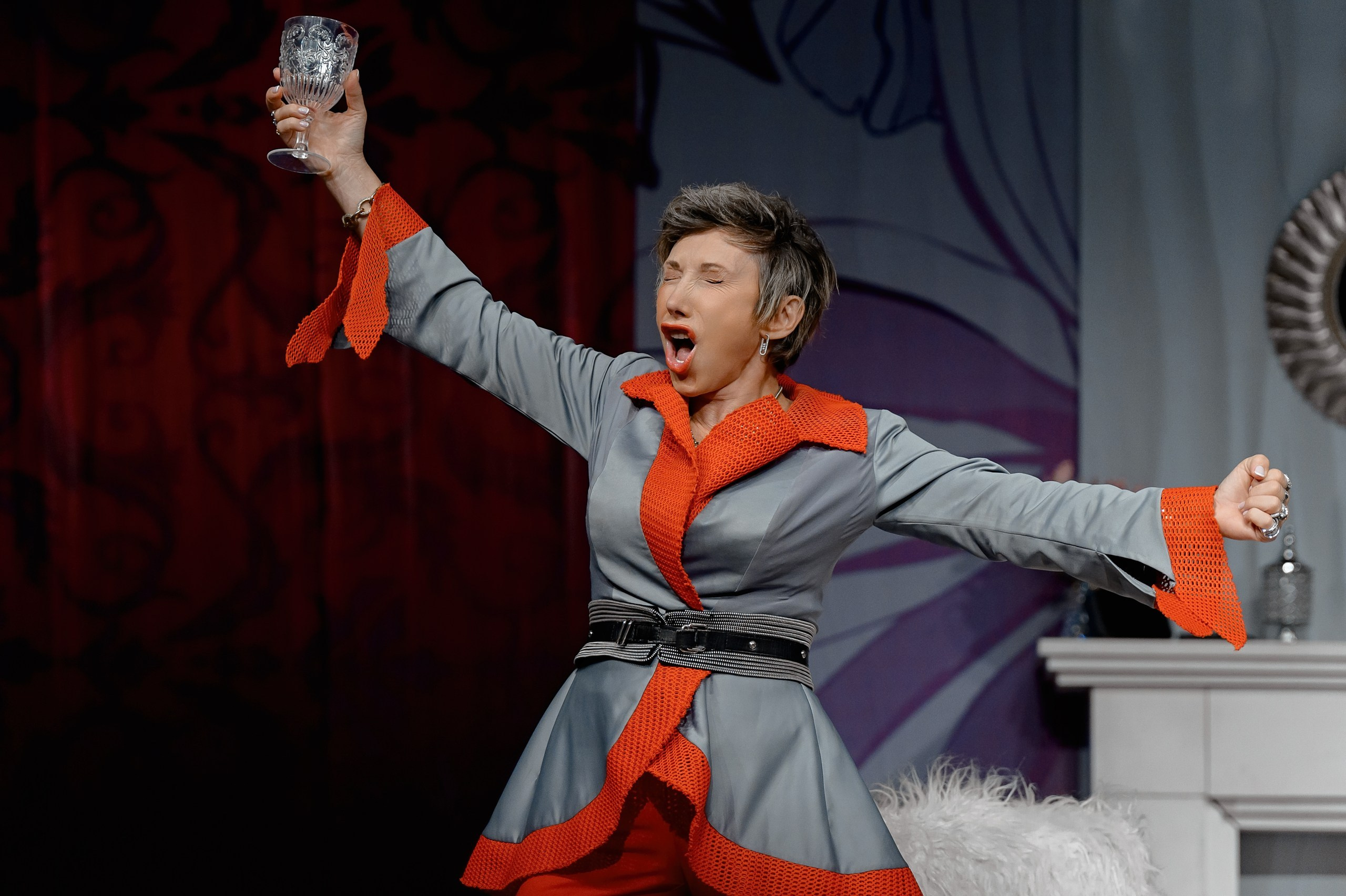 Спектакль «Мужчина с доставкой на дом».  Актёры: Елена Воробей Дмитрий Миллер/Оскар Кучера Михаил Полицеймако/Джемал Тетруашвили Елена Захарова/ Анна Невская / Наталия Власова Режиссёр: Нина Чусова