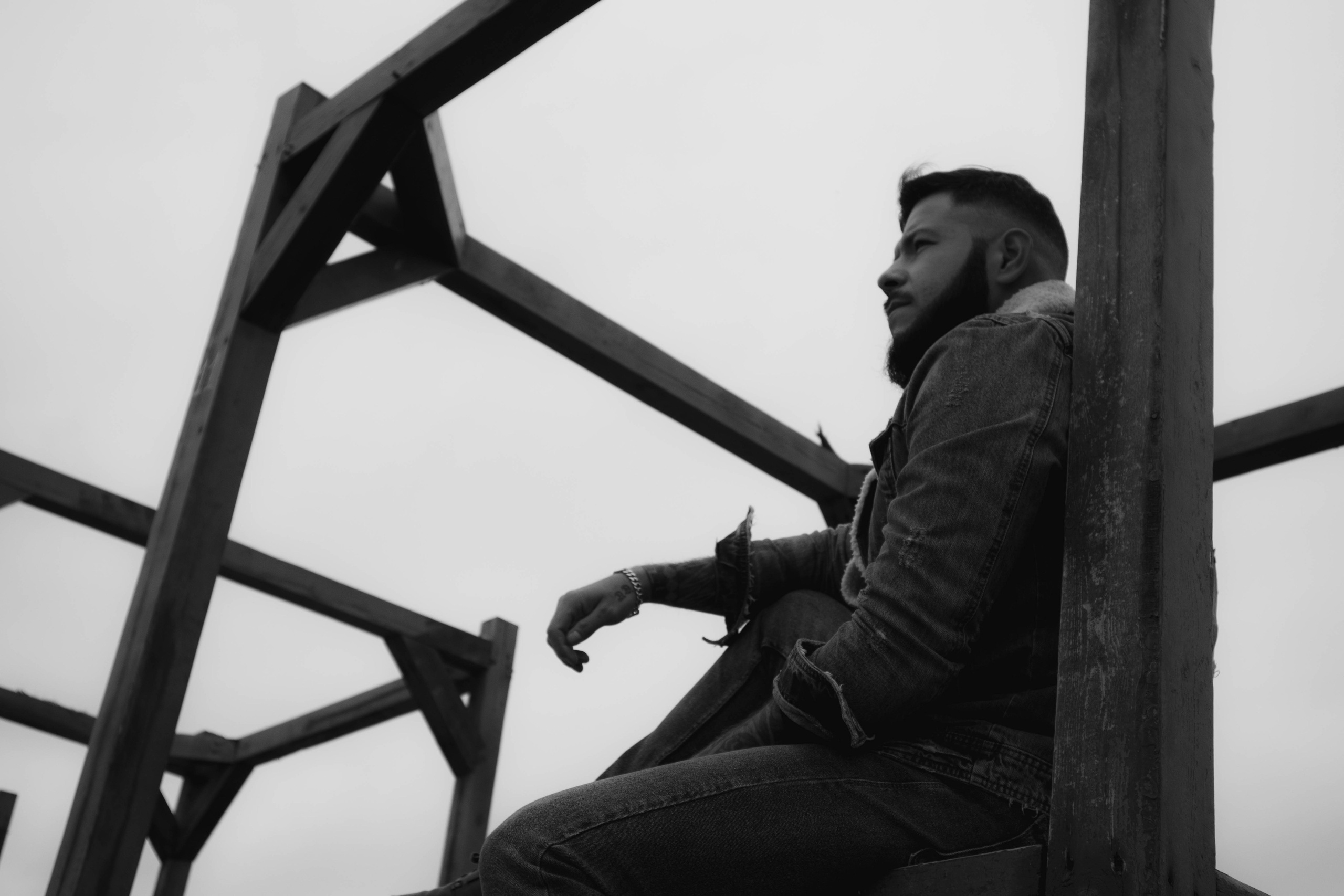 О. Уличный фотограф Города N