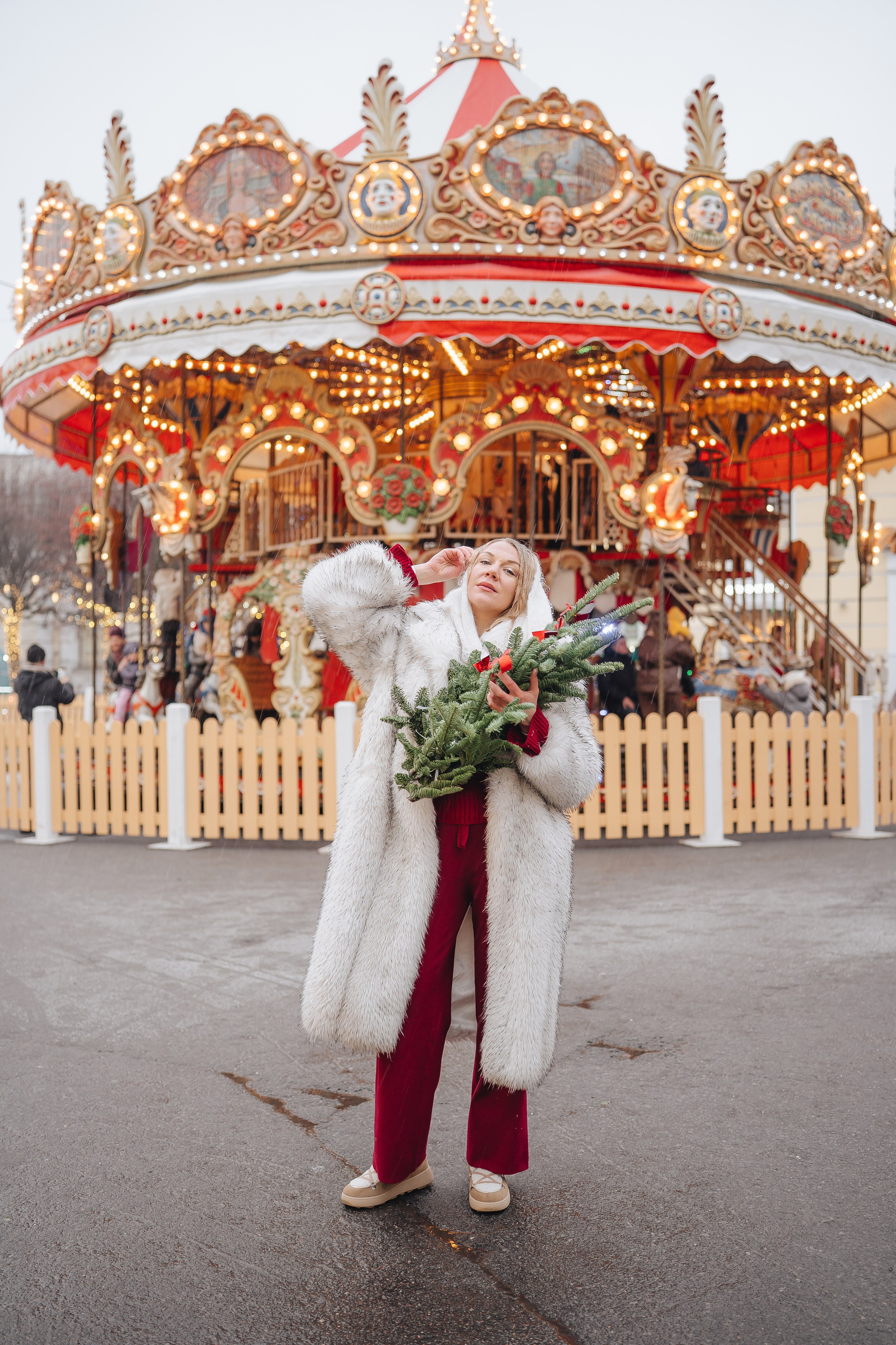 ПРОГУЛКА НА МАНЕЖНОЙ ПЛОЩАДИ ДЛЯ ДЕВУШКИ ПЕРЕД НОВЫМ ГОДОМ (НОВОГОДНЯЯ ФОТОСЕССИИЯ НА МАНЕЖНОЙ ПЛОЩАДИ). Профессиональный фотограф, Санкт-Петербург — Виктория Богомолова