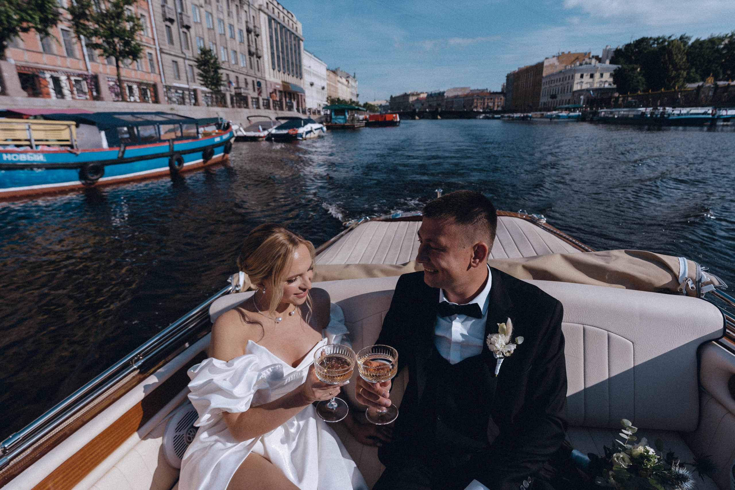 СВАДЕНБНАЯ СЬЕМКА НА КАТЕРЕ ПО КАНАЛАМ САНКТ-ПЕТЕРБУРГА И В АКВАТОРИИ НЕВЫ. Профессиональный фотограф, Санкт-Петербург — Виктория Богомолова