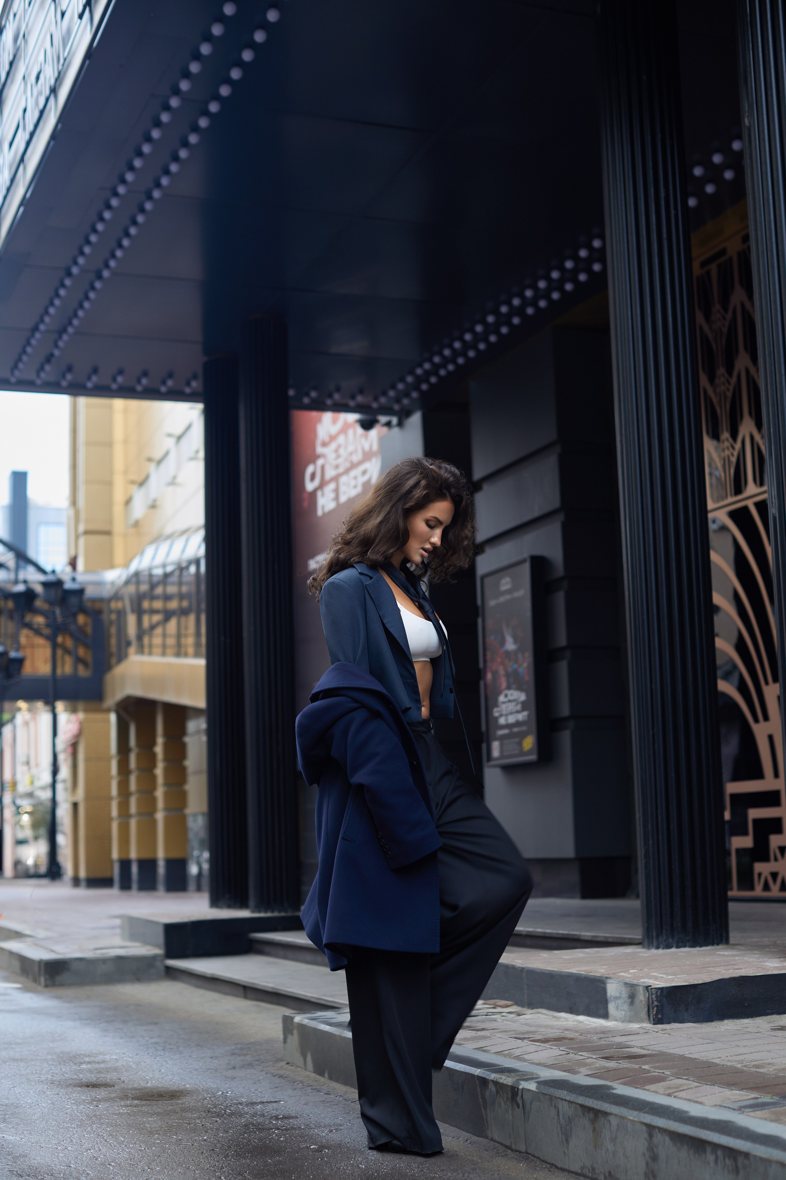 Съемка возле Одеон — Прекрасная Ксения. Портретный Студийный и уличный фотограф Москва. Индивидуальные, Семейные, Беременность, Будуар, Каталог, контент съемки для блога и бизнеса