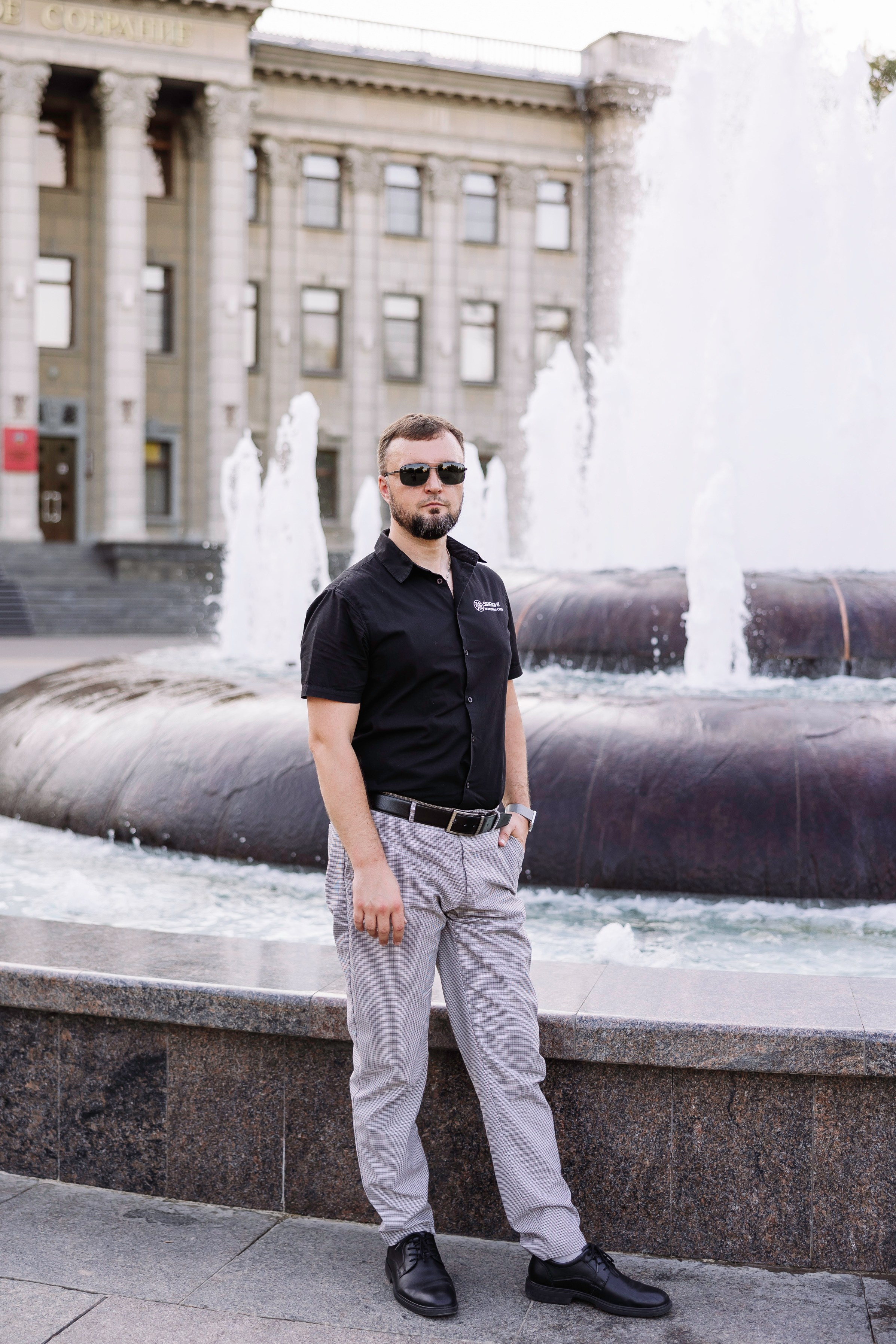 Мужская фотосессия на фоне фонтана