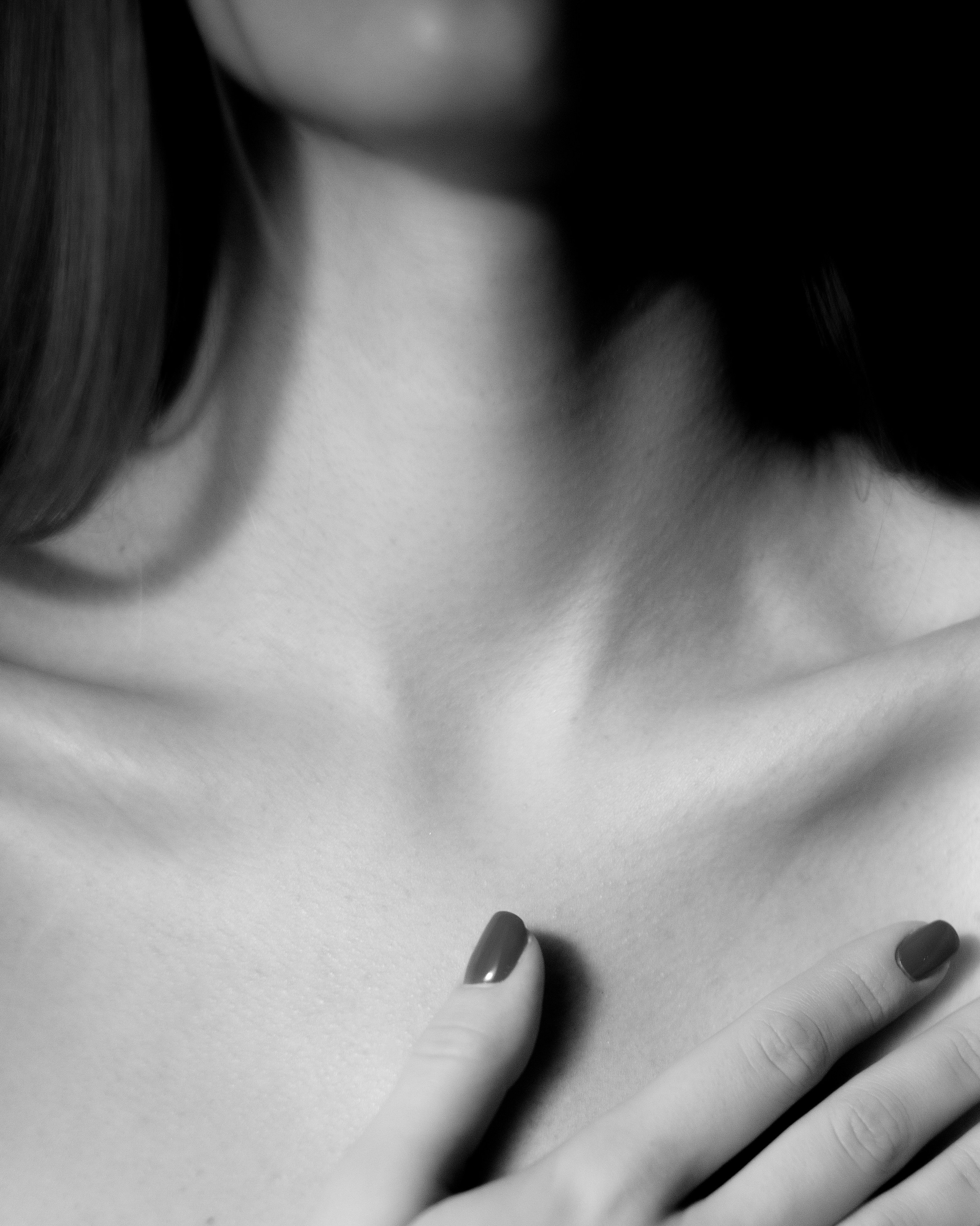 Черно-белая деталь женского портрета, линия ключиц и руки, авторская художественная фотосессия девушки в фотостудии в Москве