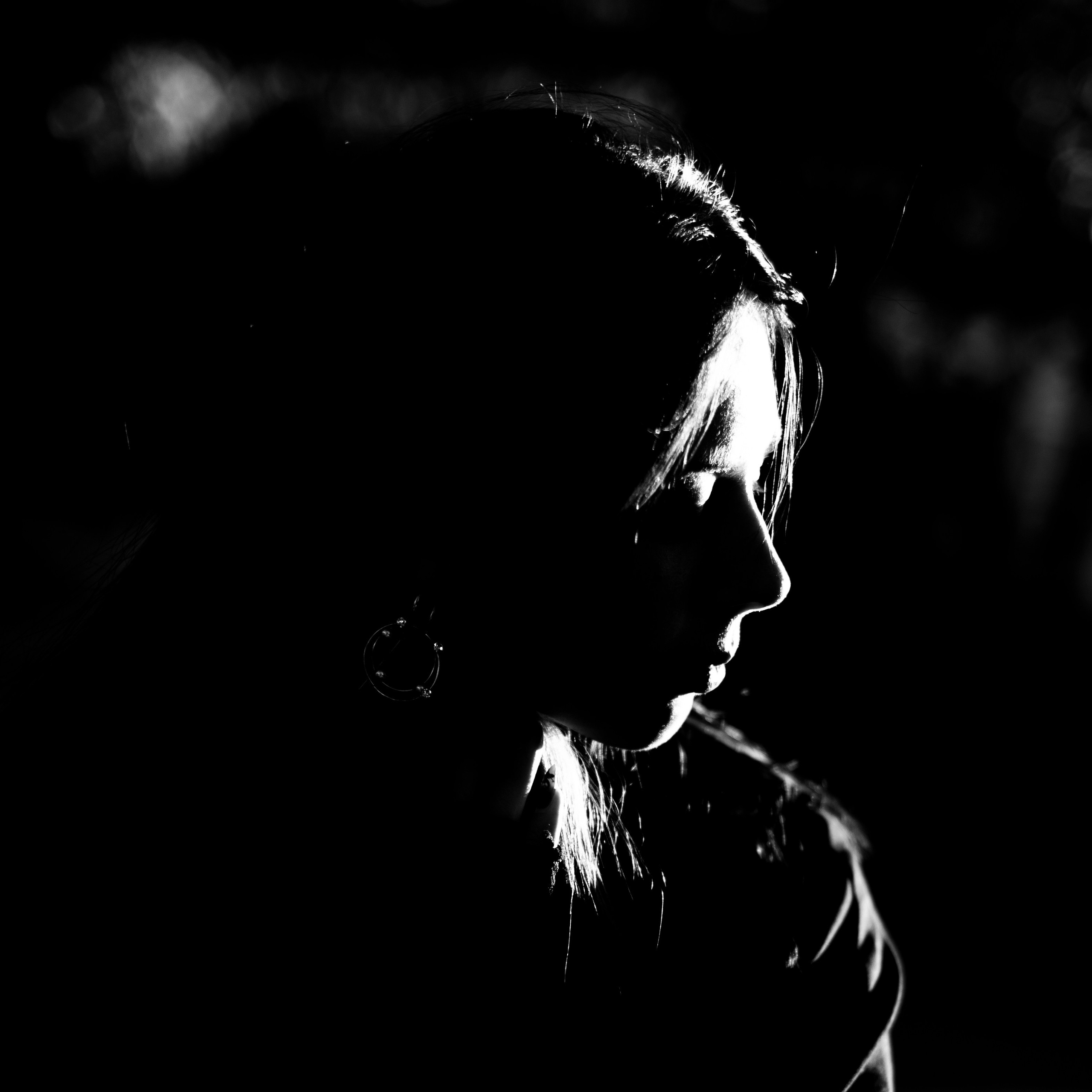 чёрно-белый портрет. девушка. крупный план. высокий контраст