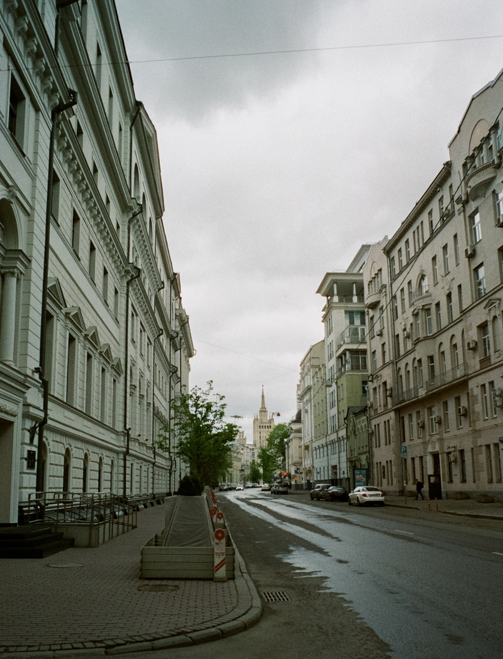 Ул. Поваровка и окрестности | Voigtlander BESSA-T — Voigtlander Ultron 28 mm f/2 | Kodak Ultramax 400 (просрочка) @ ISO 100