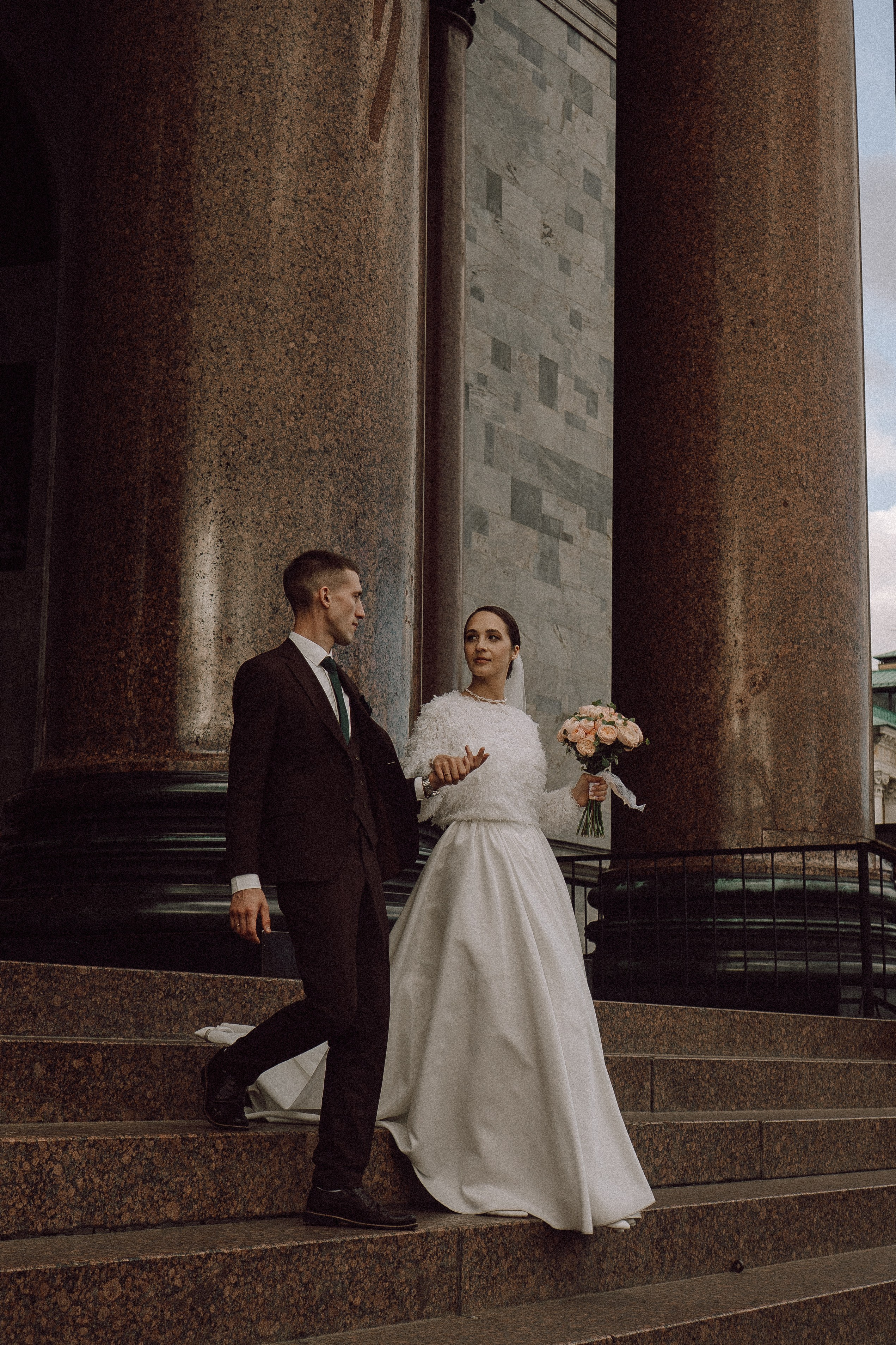 СВАДЕБНАЯ ПРОГУЛКА В САНТК-ПЕТЕРБУРГЕ (ИСАКИЕВСКИЙ СОБОР, ЗИМНЯЯ КАНАВКА, ЭРМИТАЖ И БОЛЬШАЯ МОРСКАЯ УЛИЦА). Профессиональный фотограф, Санкт-Петербург — Виктория Богомолова