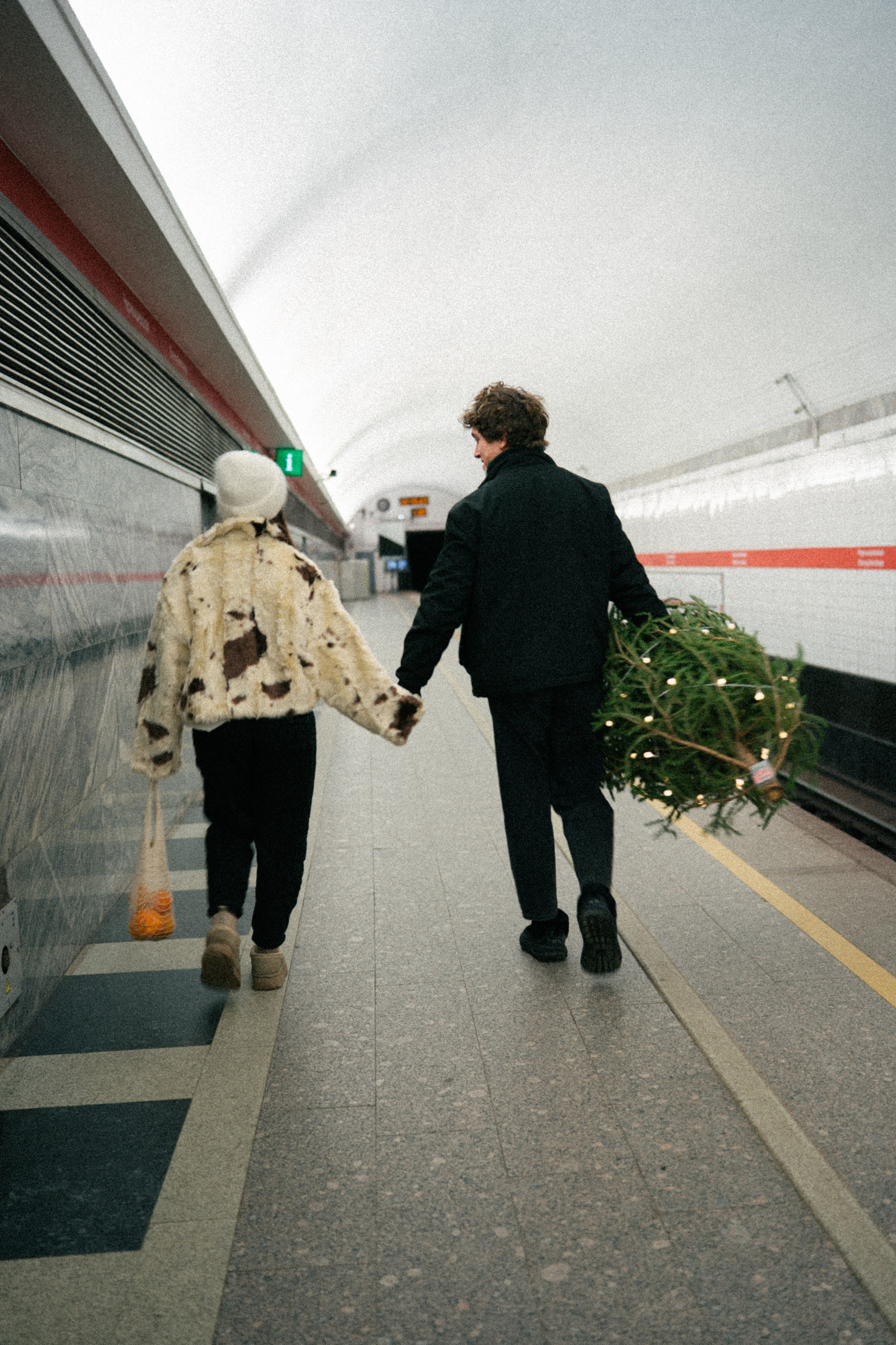 НОВОГОДНЯЯ ПРОГУЛКА ПАРЫ ПО ЧЕРНЫШЕВСКОЙ ПЕРЕД НОВЫМ ГОДОМ. Профессиональный фотограф, Санкт-Петербург — Виктория Богомолова