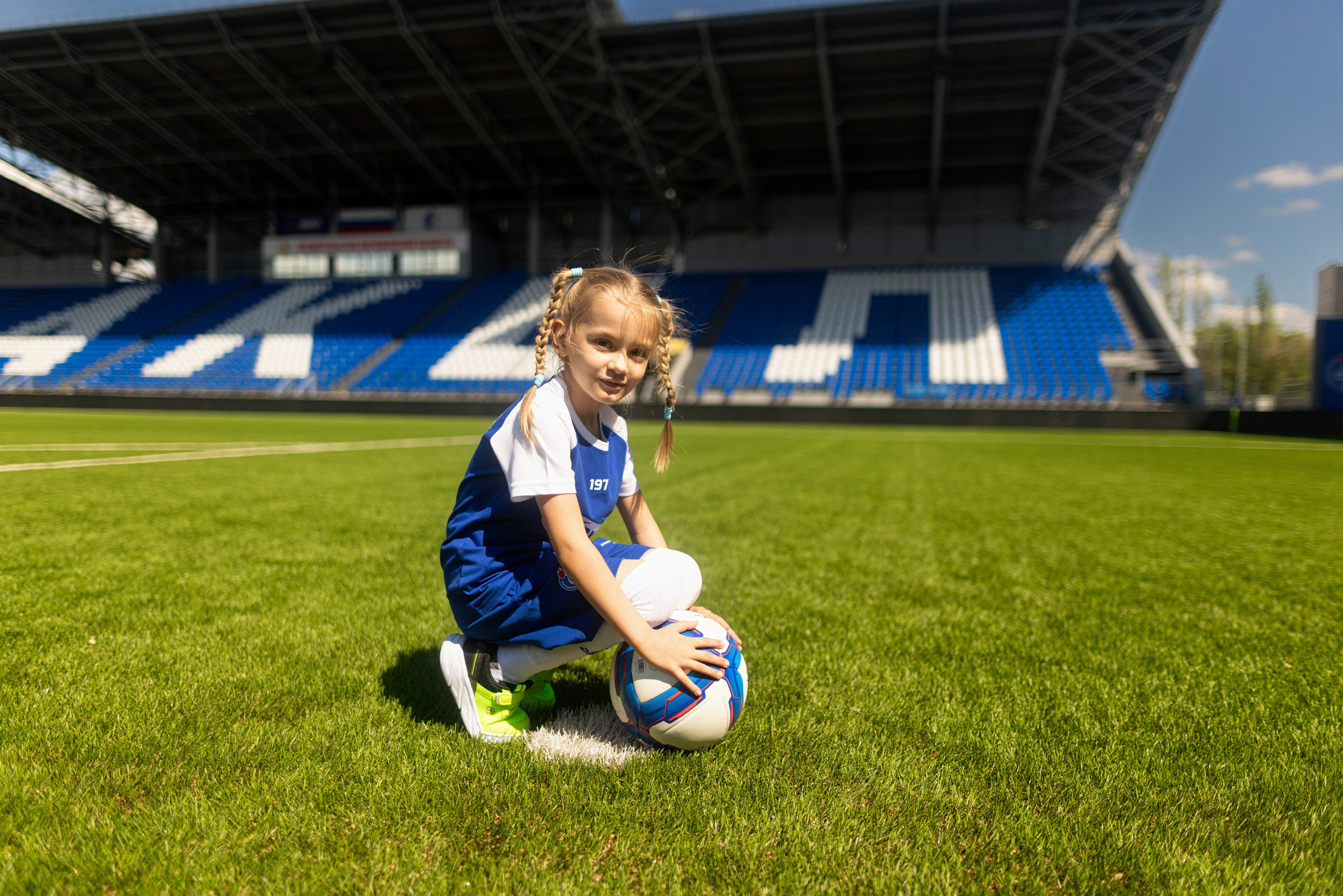 Детский портрет с Алисой на футбольном стадионе. Дмитрий Шульгин, портретный фотограф в Воронеже