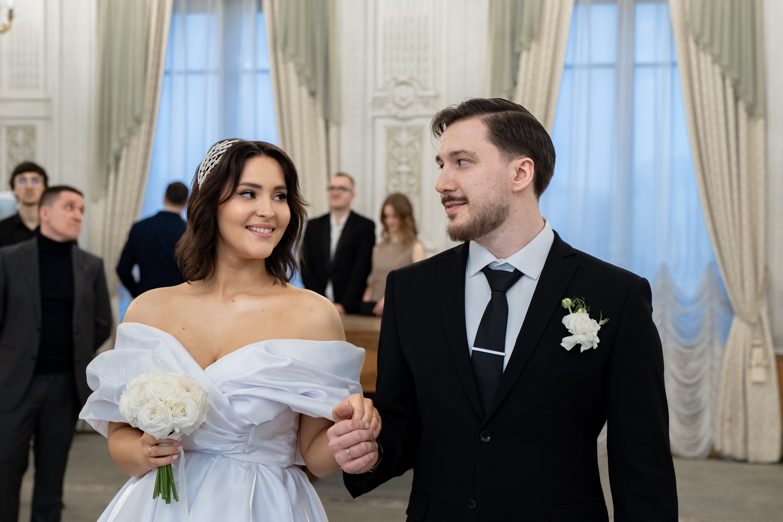 Свадебная фотосессия на Вокзале и рядом с Исаакиевским собором. Свадебный фотограф Александр Невский в Санкт-Петербурге