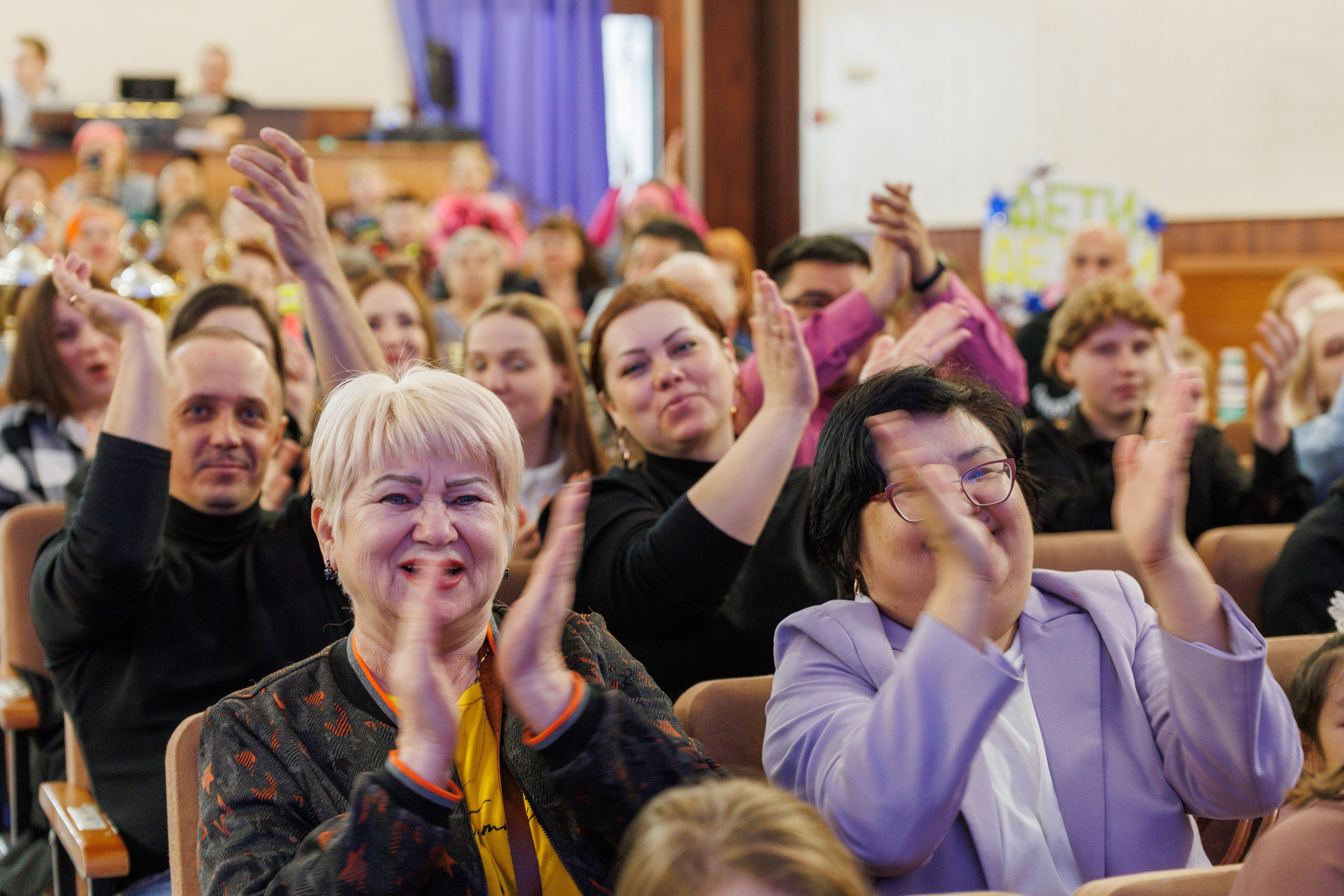 Школьный КВН в Томари. Свадебный, семейный и репортажный фотограф в Южно-Сахалинске Артур Петросян