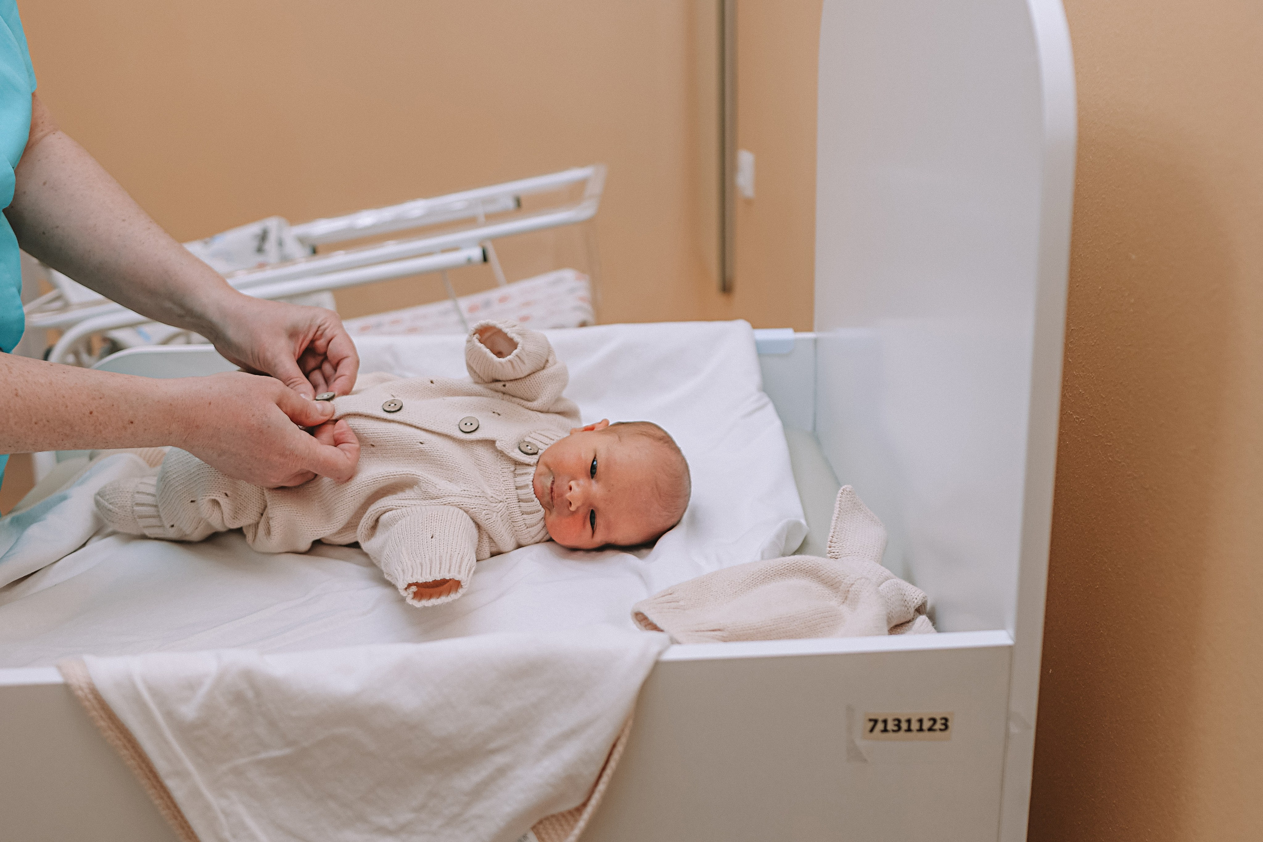 Выписка палата+внизу ПЦЭ. Семейный фотограф Тюмень, фотограф на роды Салмина Мария