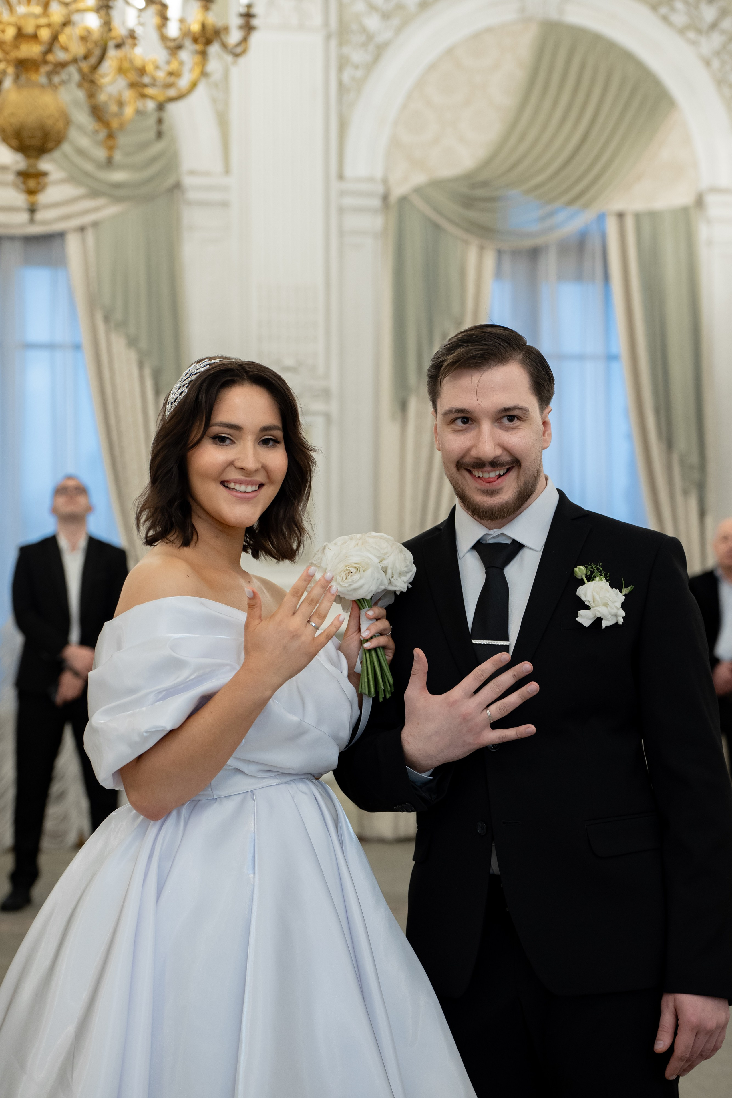 Свадебная фотосессия на Вокзале и рядом с Исаакиевским собором. Свадебный фотограф Александр Невский в Санкт-Петербурге