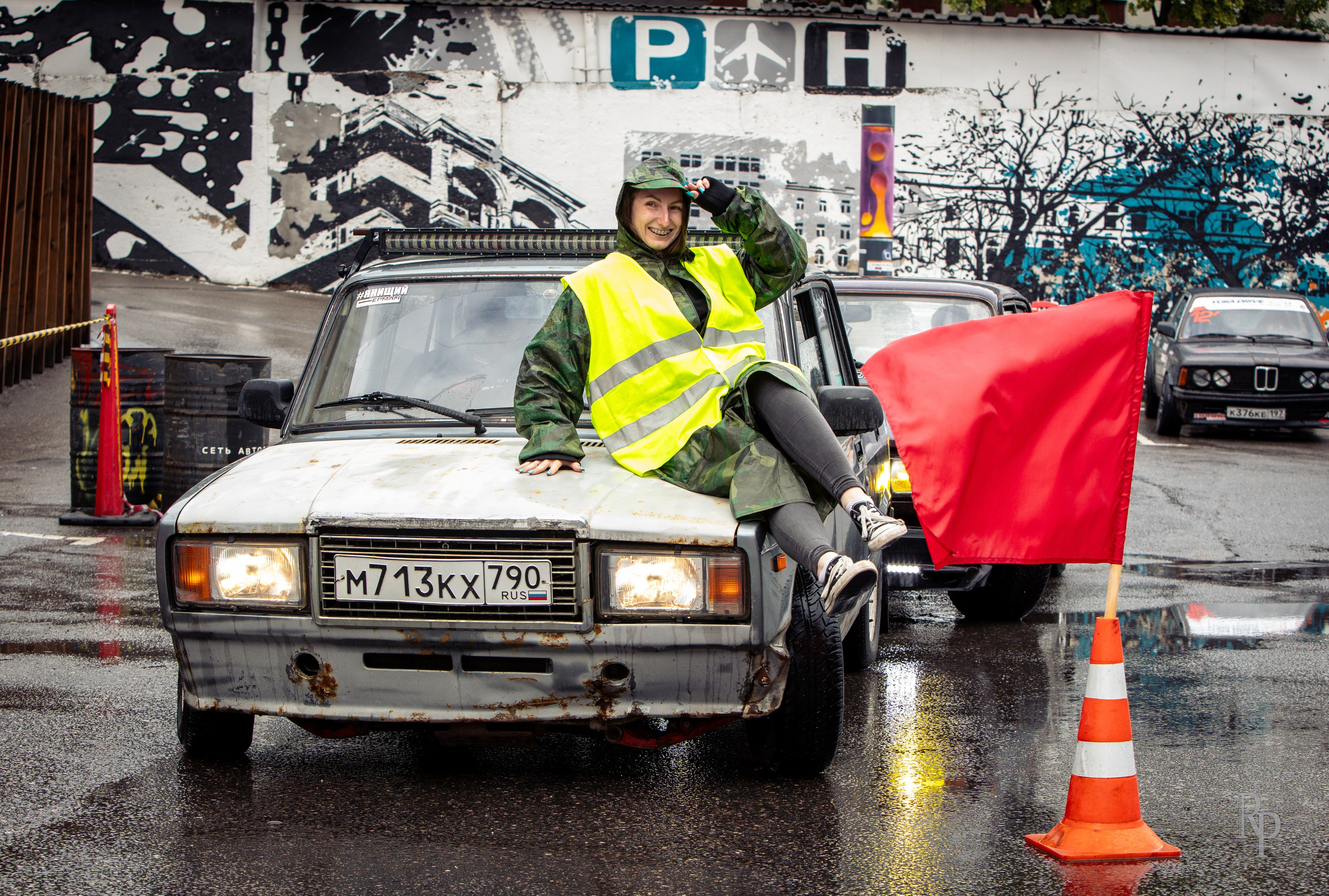 SHOWDOWN. Rusty Photographer