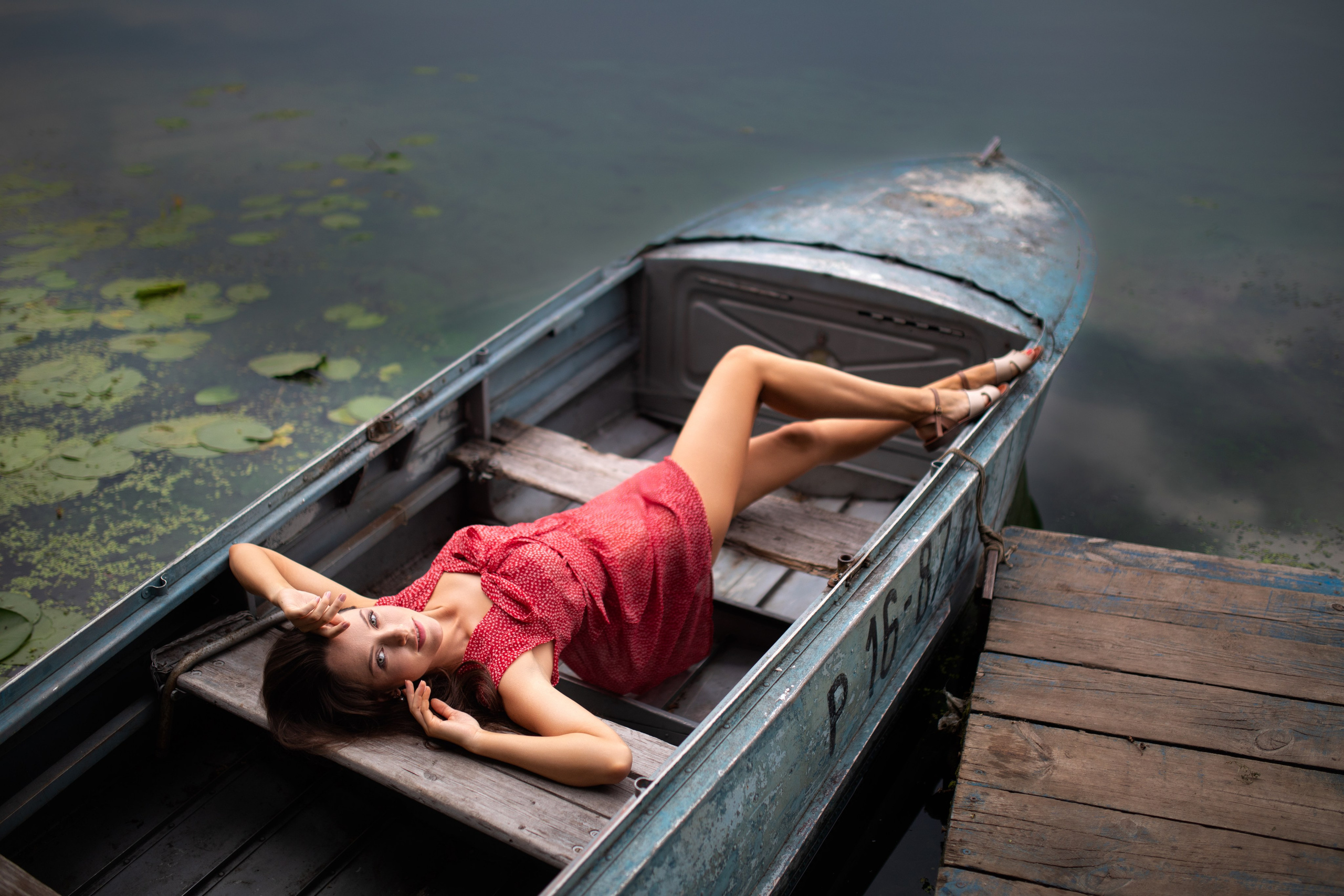 Съемка с Екатериной на рассвете на берегу реки