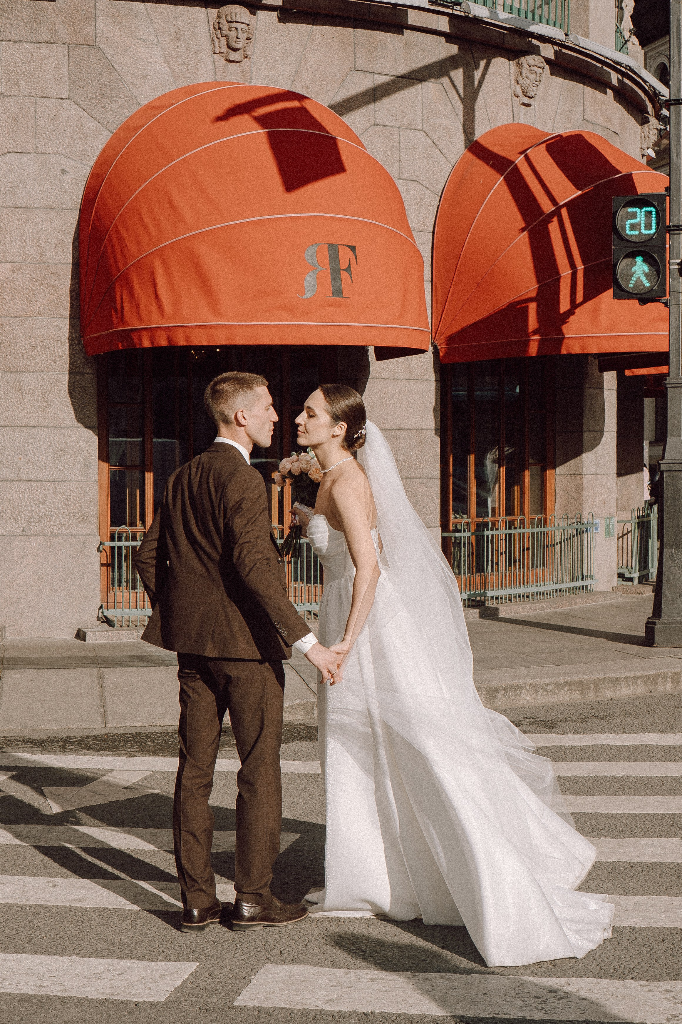 СВАДЕБНАЯ ПРОГУЛКА В САНТК-ПЕТЕРБУРГЕ (ИСАКИЕВСКИЙ СОБОР, ЗИМНЯЯ КАНАВКА, ЭРМИТАЖ И БОЛЬШАЯ МОРСКАЯ УЛИЦА). Профессиональный фотограф, Санкт-Петербург — Виктория Богомолова