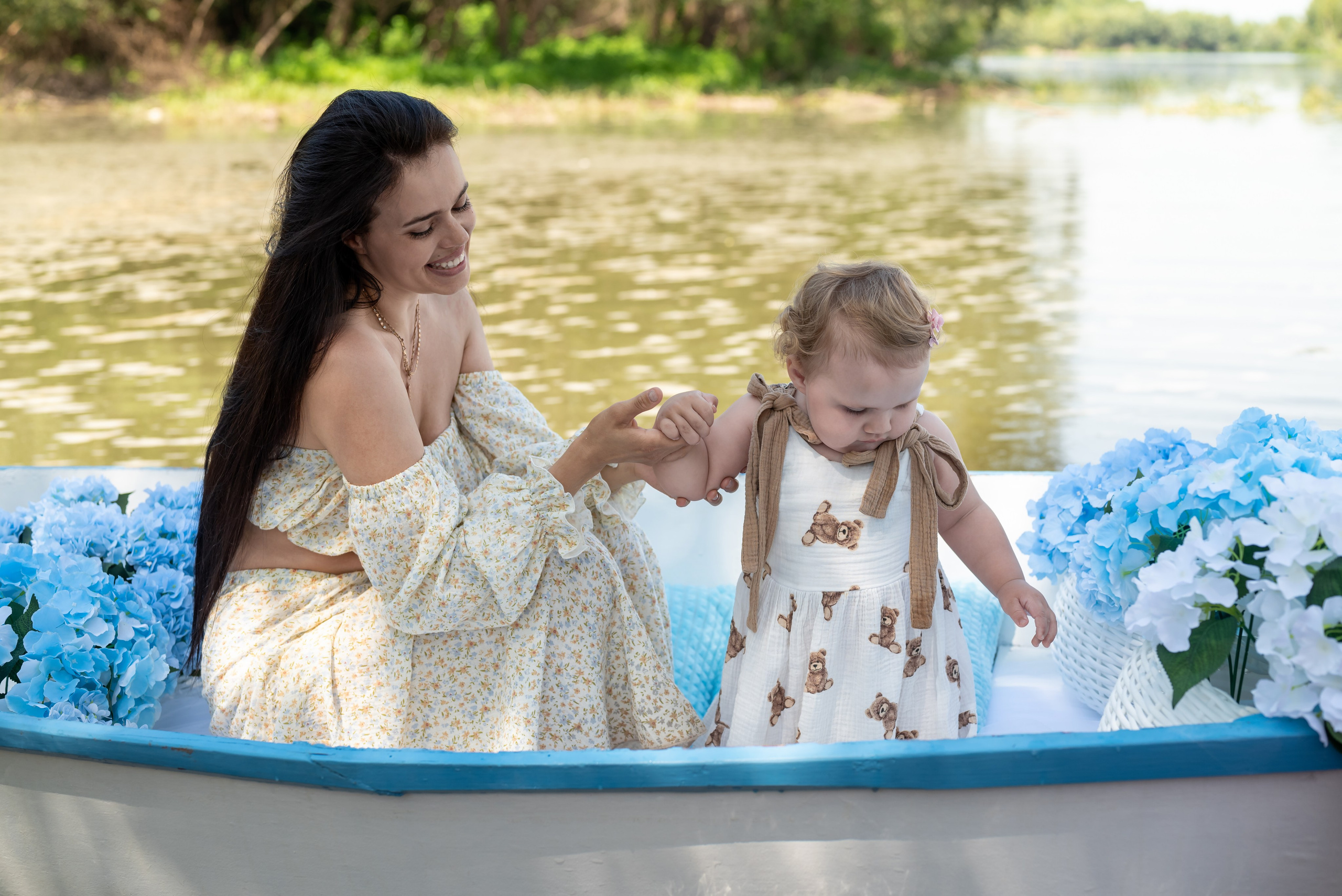 Фотопроект на лодке с голубыми гортензиями. Фотограф в городе Салават