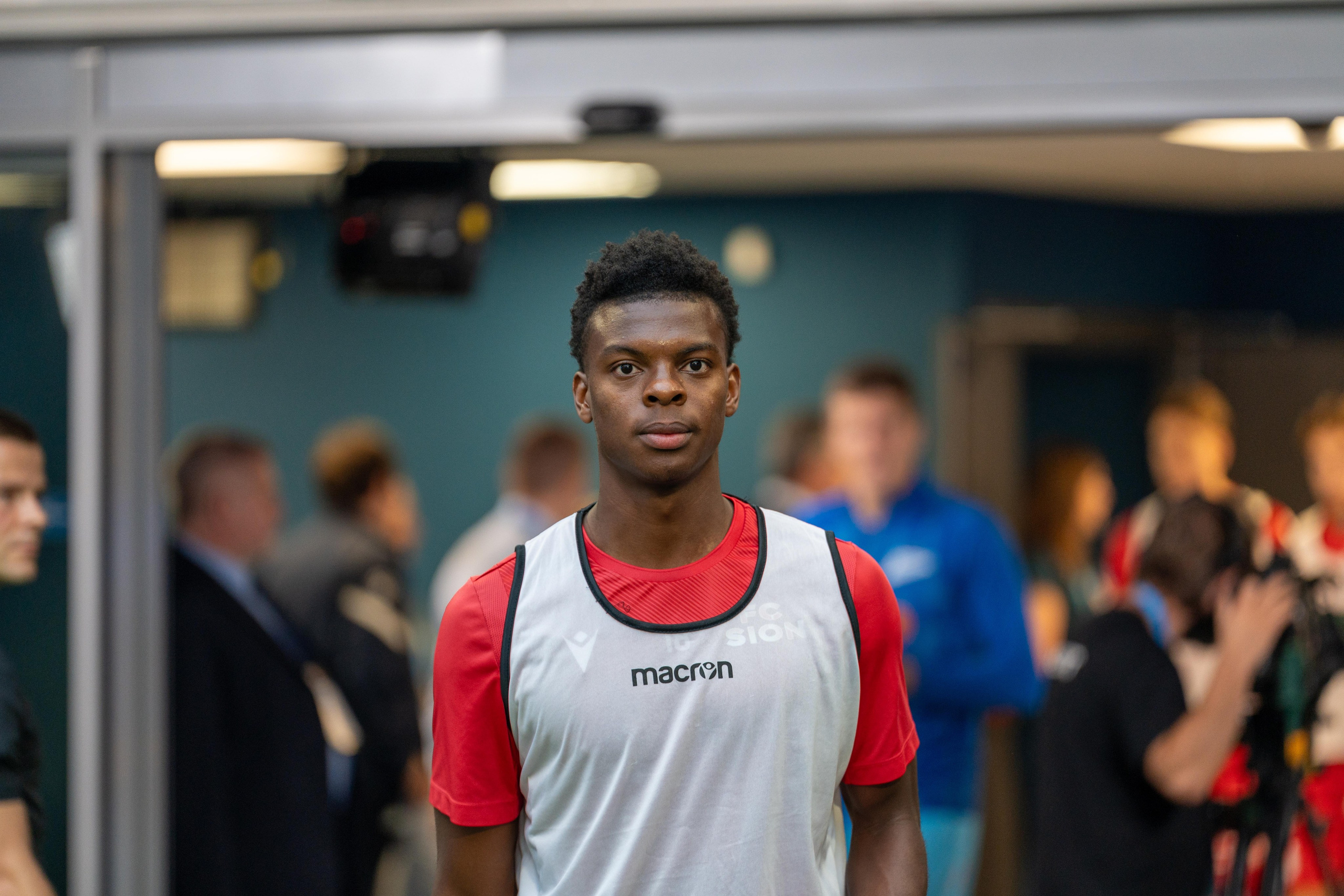 Футболист перед матчем на Газпром Арене — репортажная спортивная фотография, спортивный фотограф Санкт-Петербург.