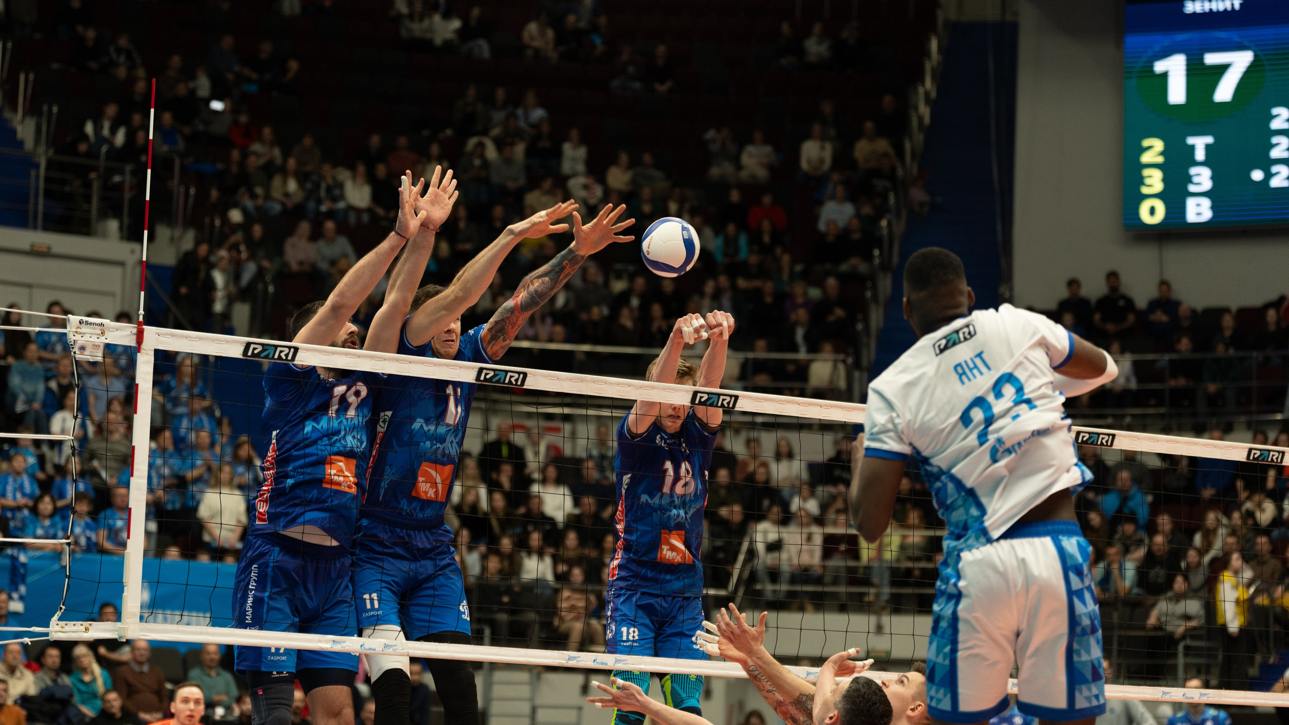 Янт атакует через плотный блок «Динамо» — репортажная спортивная фотосъёмка в Санкт-Петербурге, динамика и накал.