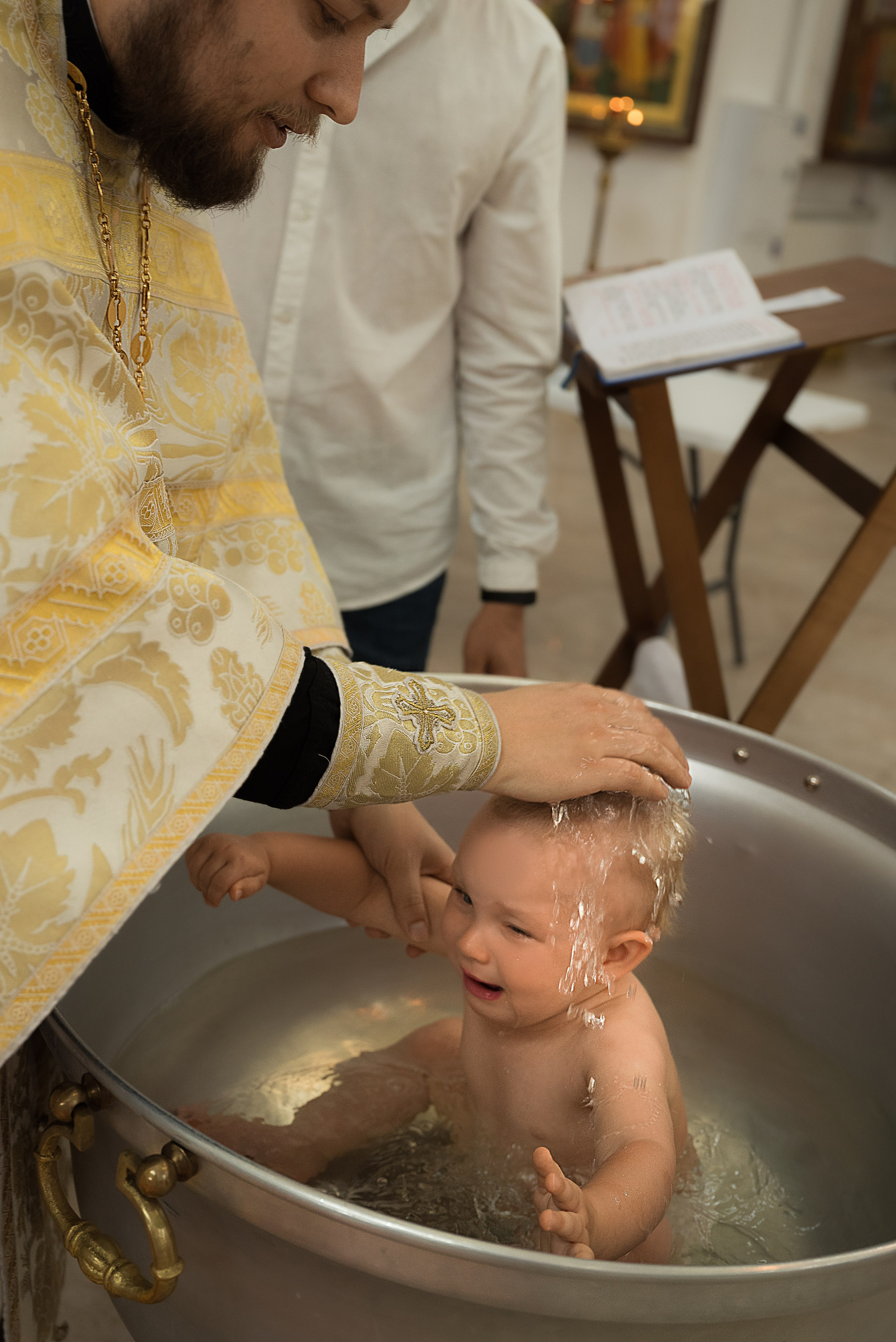 Крещение в Храме Покрова Пресвятой Богородицы на Люберецких полях. Фотограф Ксения Огородова портфолио