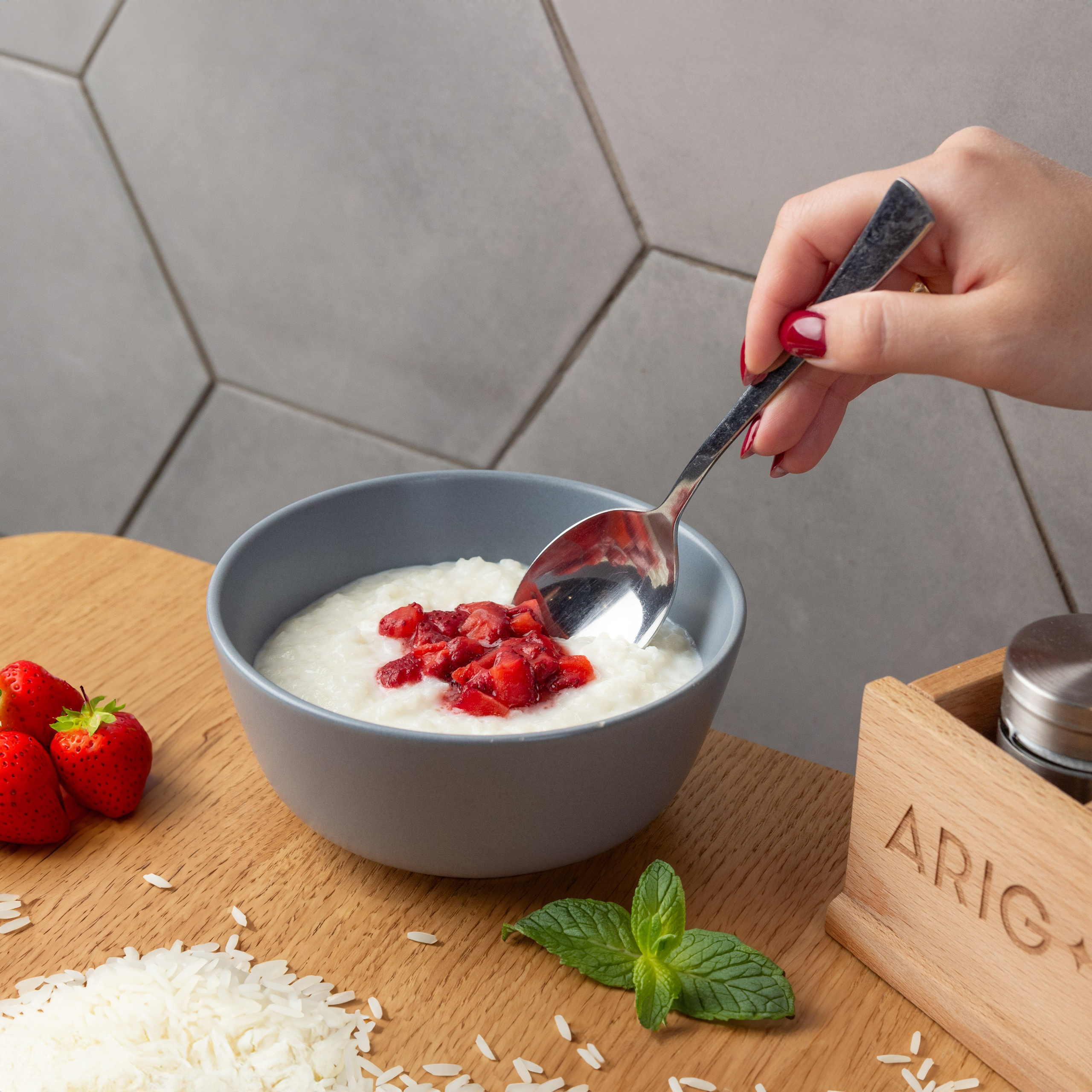 рисовая каша с ягодами завтрак кафе ариг arig улан-удэ бурятия фудфото фотография фотосъёмка клубника стряпунин александр фотограф