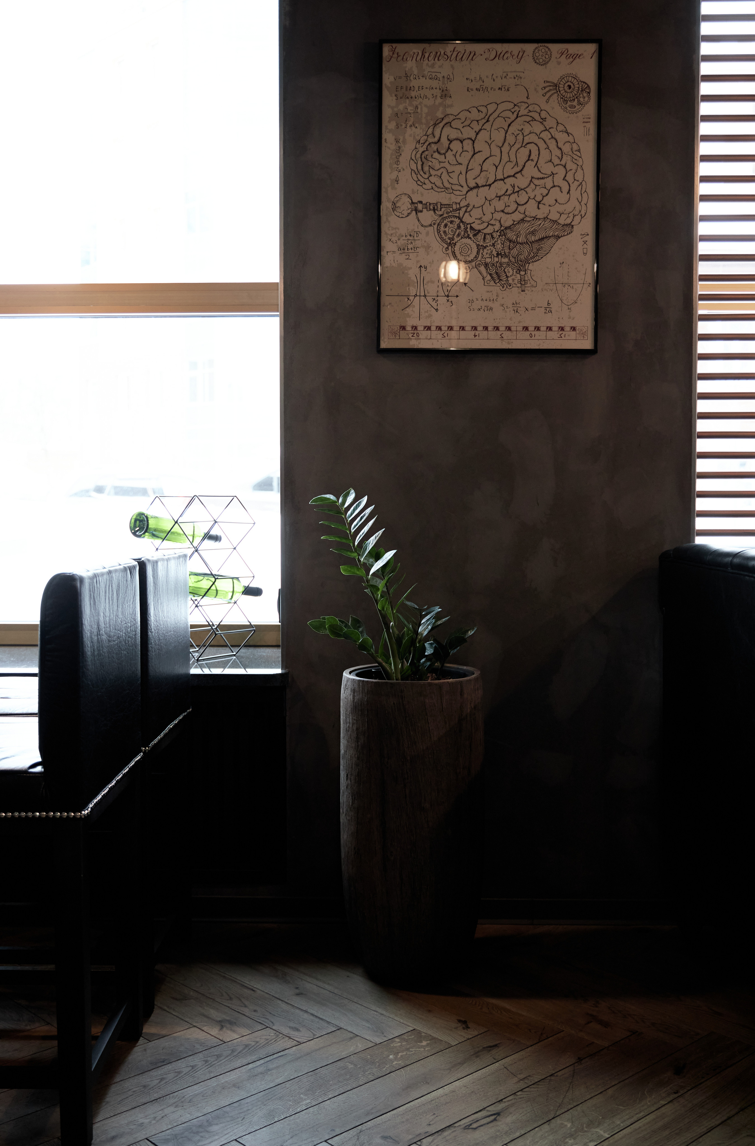 Интерьер ресторана сочетает в себе элегантность и комфорт, что делает его идеальным местом для проведения торжественных мероприятий и деловых встреч