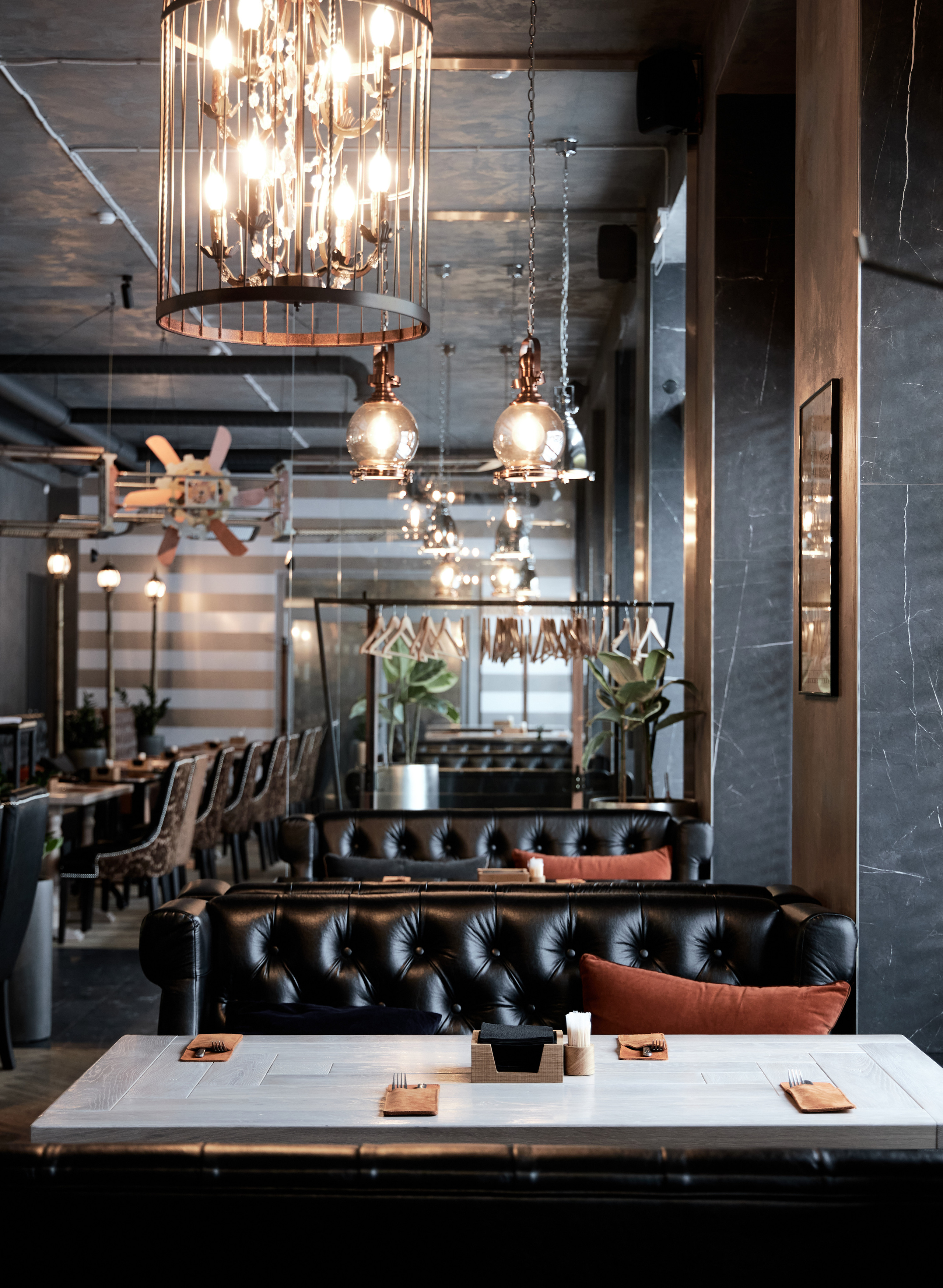 Атмосфера ресторана располагает к отдыху и наслаждению вкусной едой и напитками